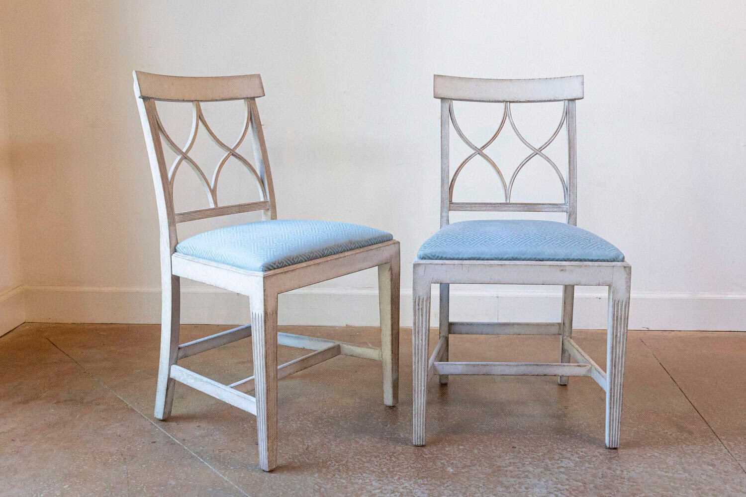 Set of 4 remaining Swedish 1900s Painted Dining Room Chairs with Sinuous Pierced Motifs - JAA