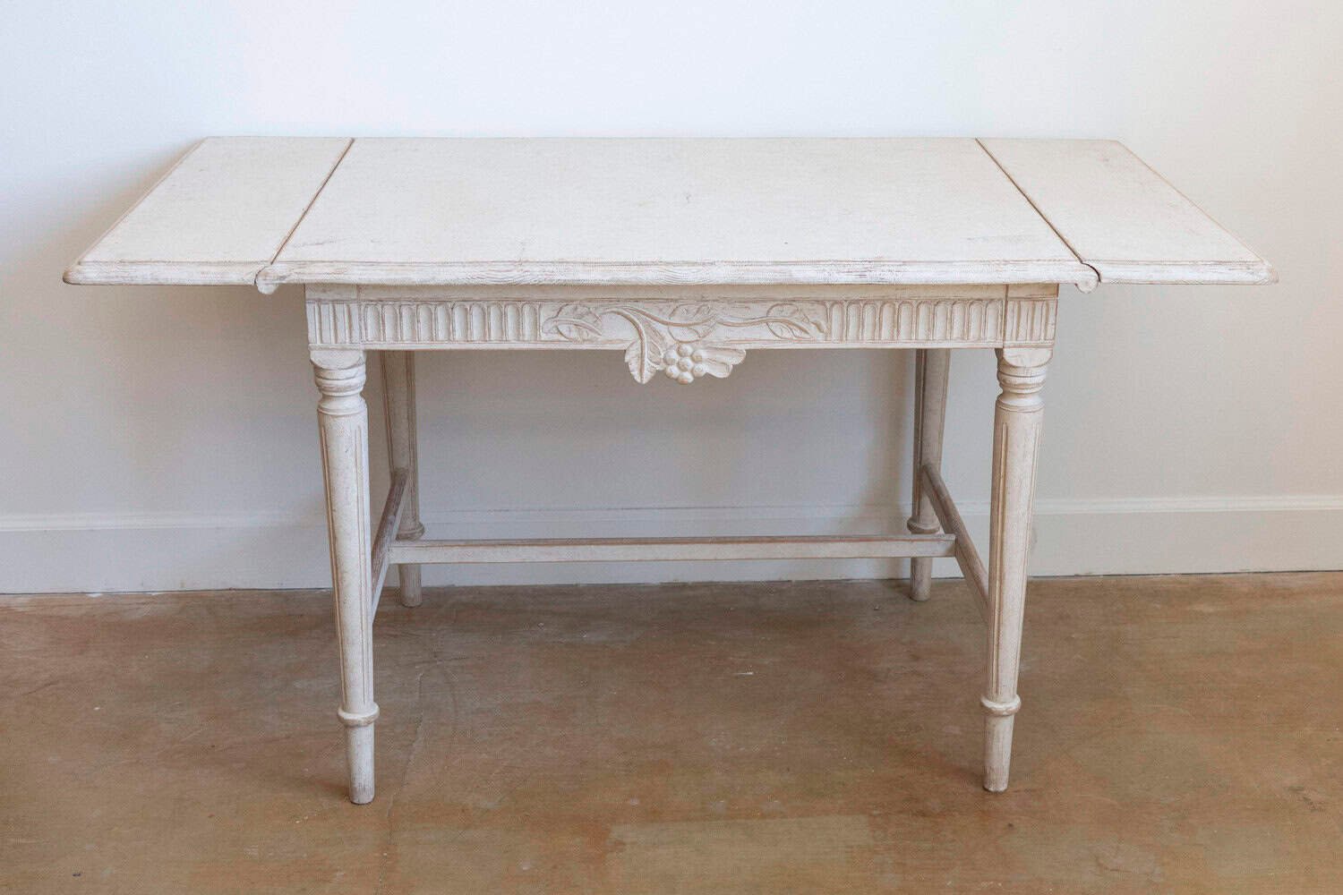 Swedish Neoclassical Style 1910s Painted Wood Drop-Leaf Table with Carved Décor - JAA