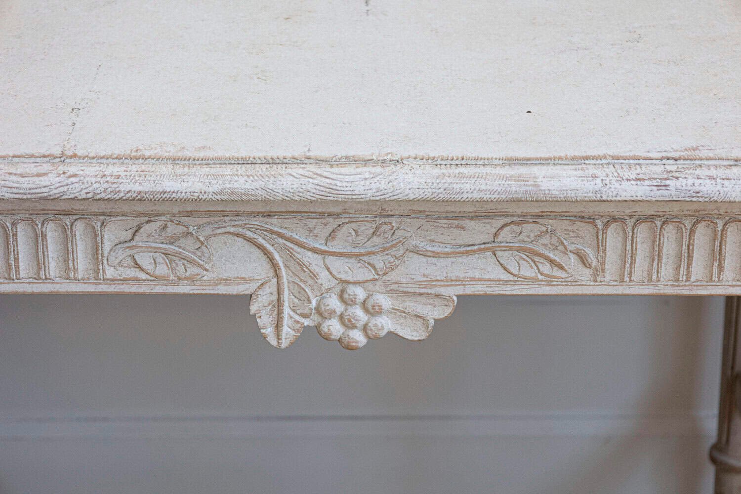 Swedish Neoclassical Style 1910s Painted Wood Drop-Leaf Table with Carved Décor - JAA