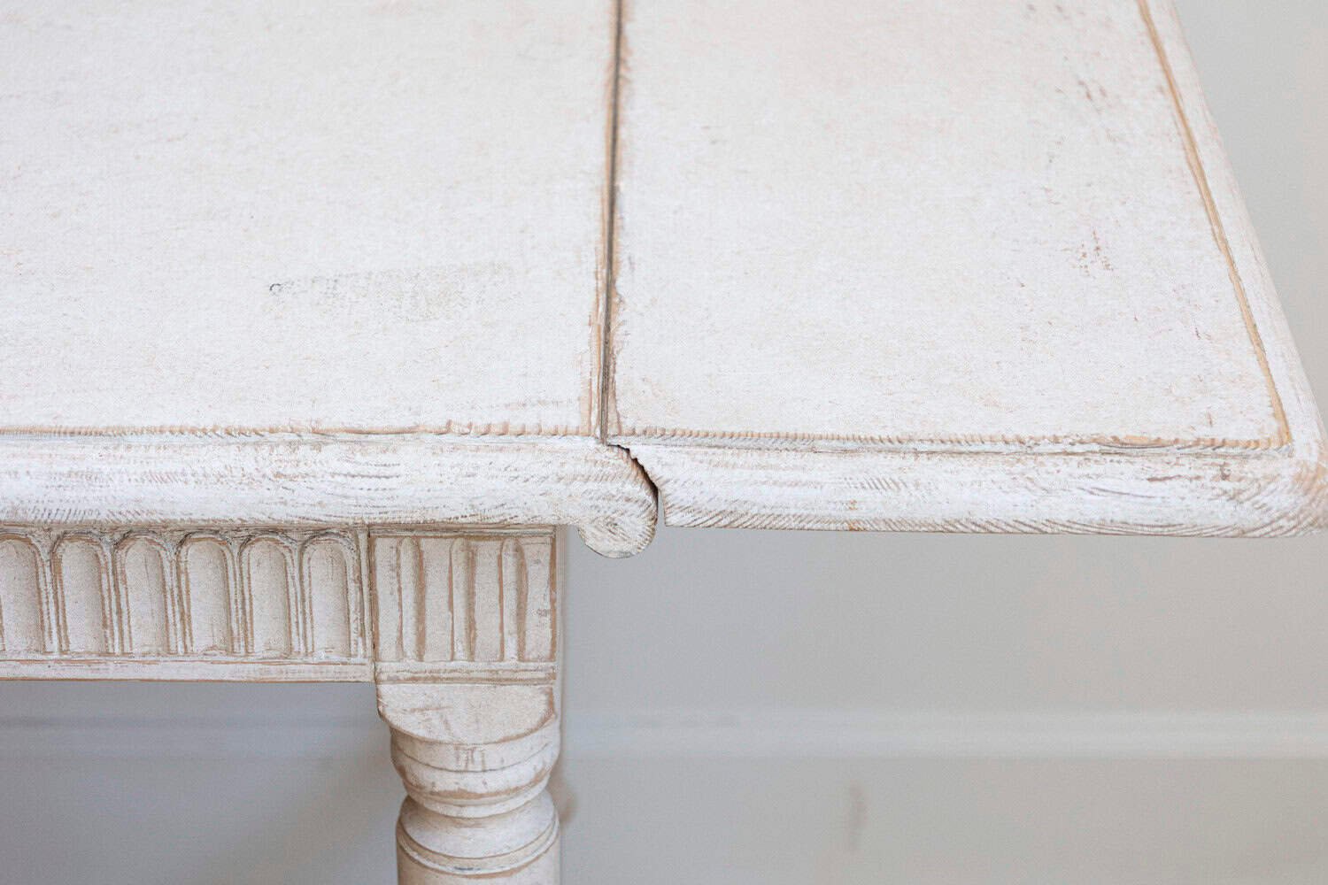 Swedish Neoclassical Style 1910s Painted Wood Drop-Leaf Table with Carved Décor - JAA