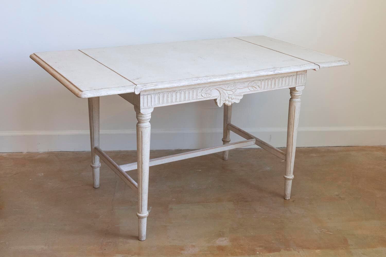 Swedish Neoclassical Style 1910s Painted Wood Drop-Leaf Table with Carved Décor - JAA