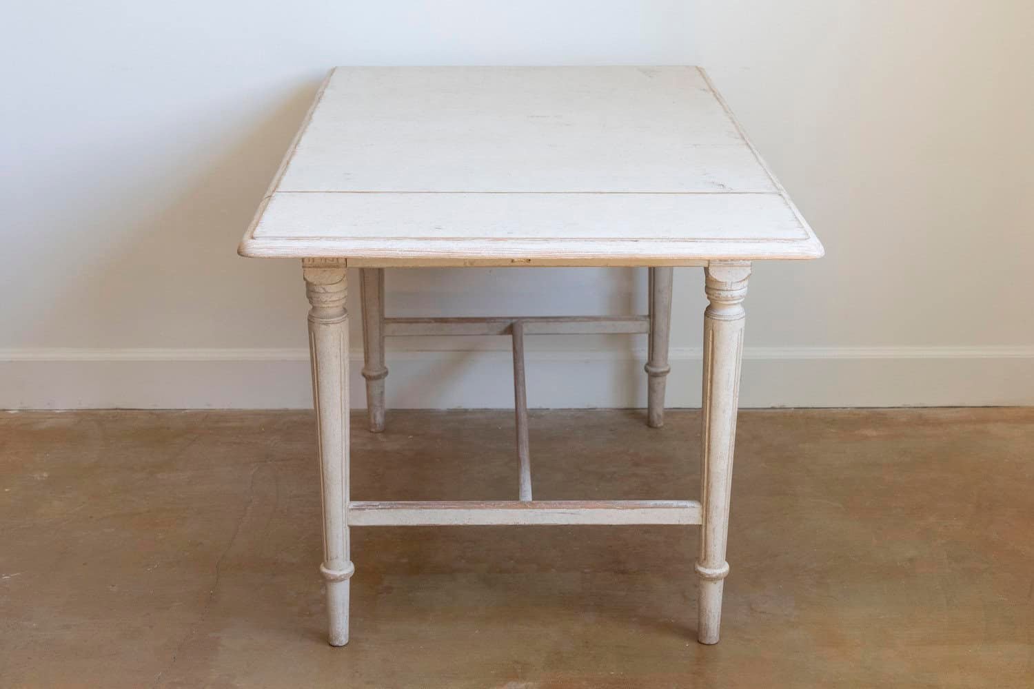 Swedish Neoclassical Style 1910s Painted Wood Drop-Leaf Table with Carved Décor - JAA