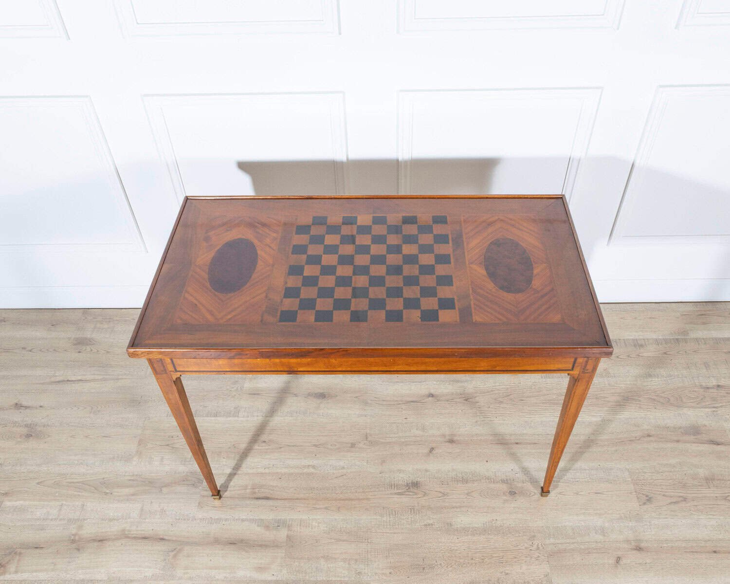 Late 18th-Century Tric Trac Games Walnut Table in Varnished Marquetry - JAA