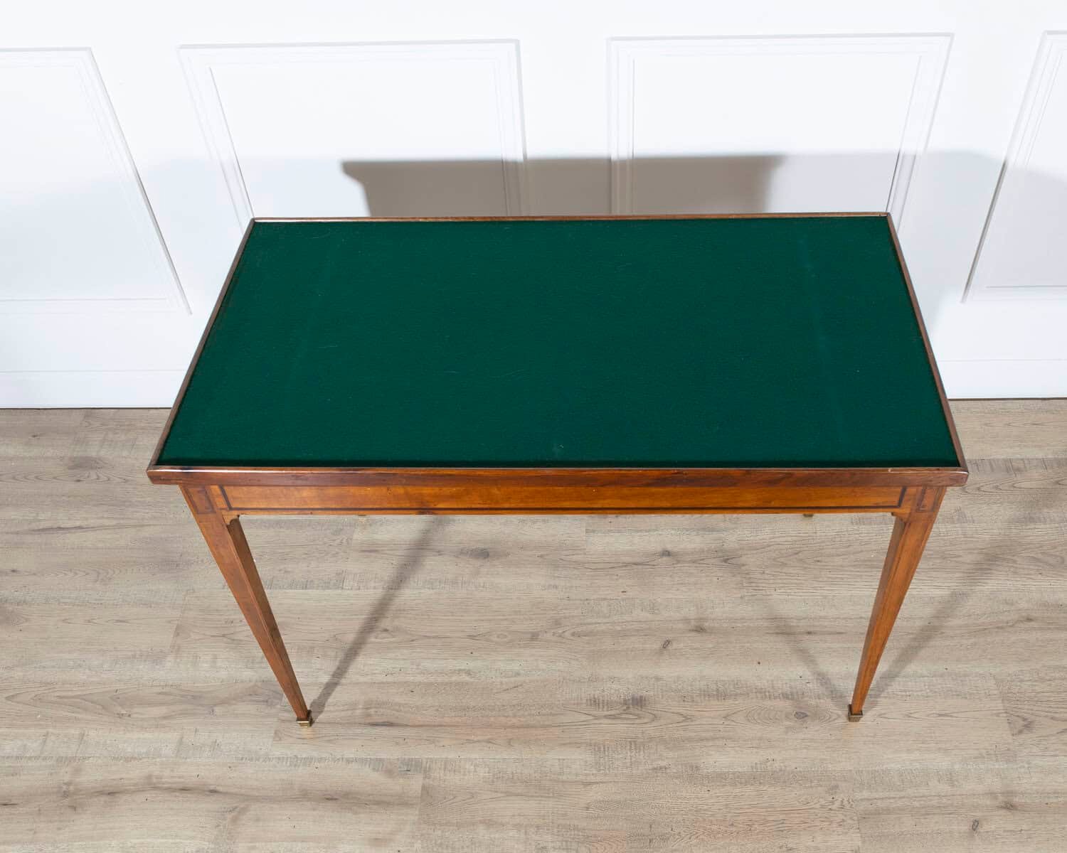 Late 18th-Century Tric Trac Games Walnut Table in Varnished Marquetry - JAA