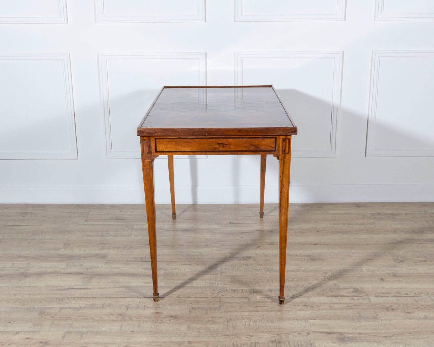 Late 18th-Century Tric Trac Games Walnut Table in Varnished Marquetry - JAA