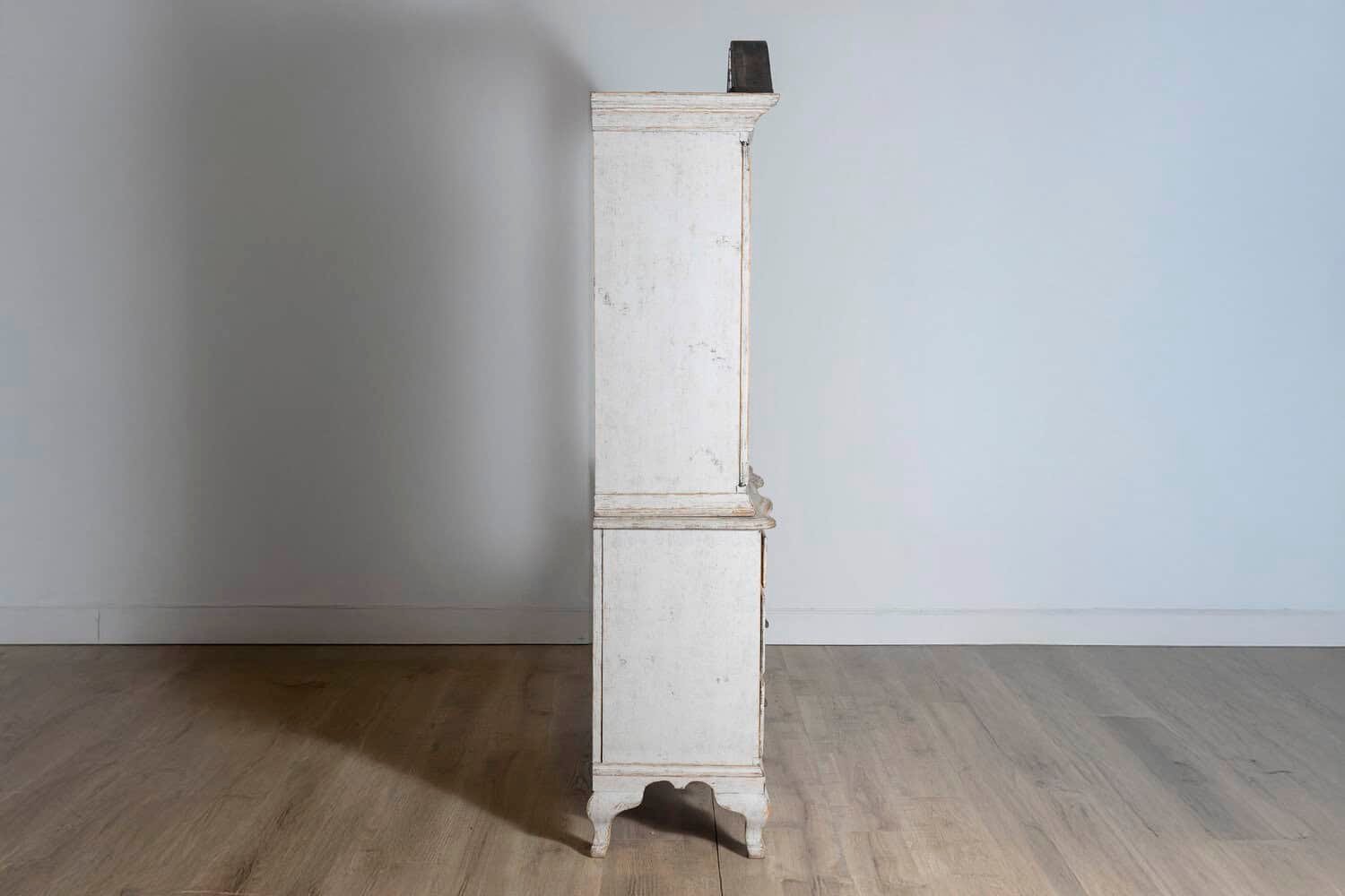 Rococo Style 1850s Swedish Light Grey Painted Bonnet Top Vitrine Cabinet - JAA