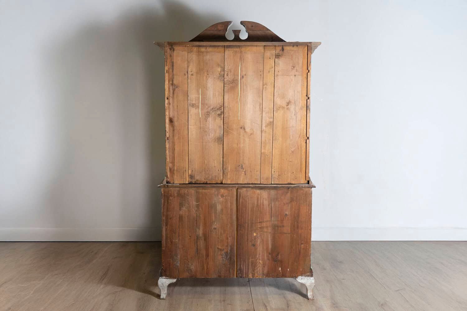 Rococo Style 1850s Swedish Light Grey Painted Bonnet Top Vitrine Cabinet - JAA