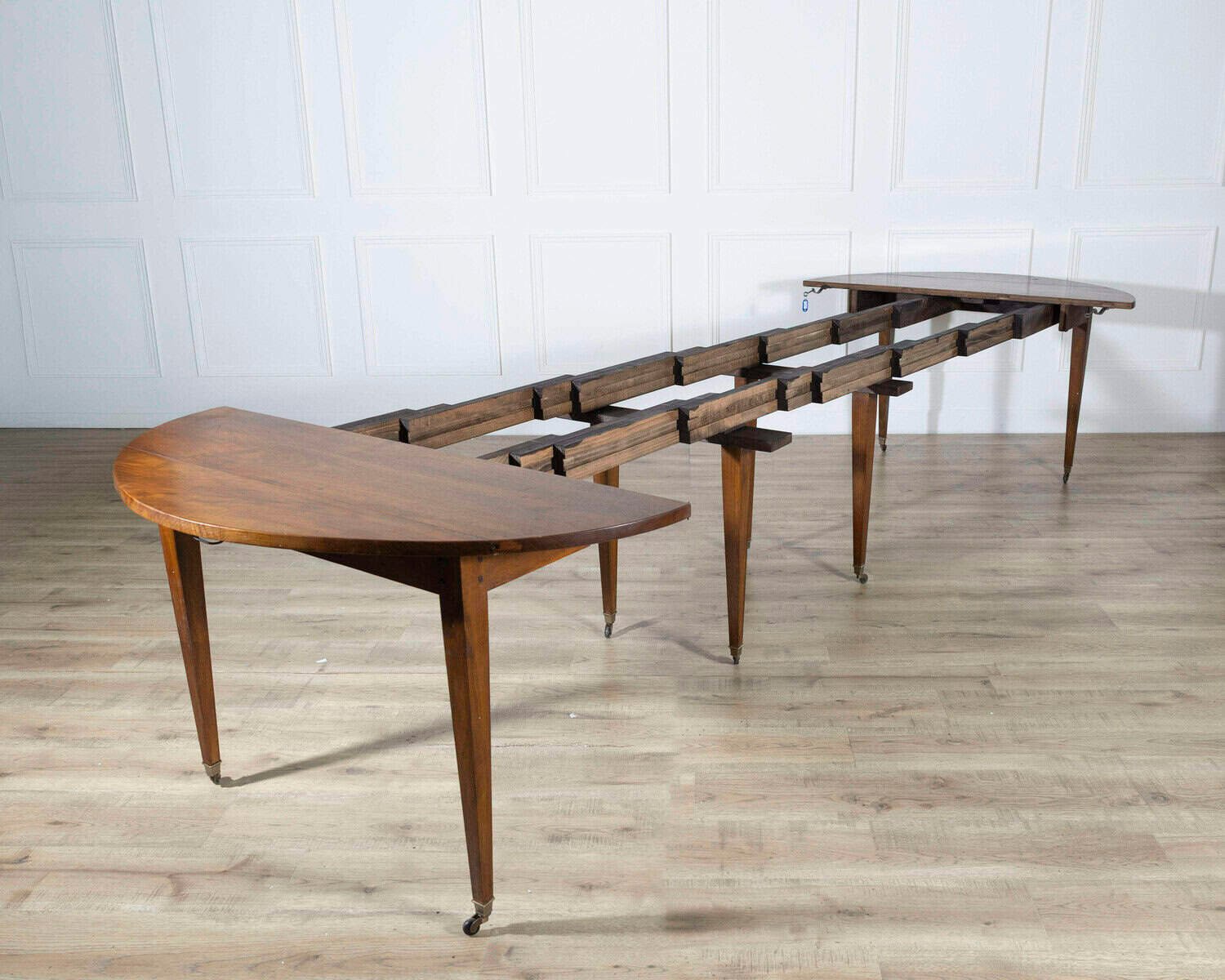 Table 8 feet, early 20th century Restoration style, solid walnut - JAA