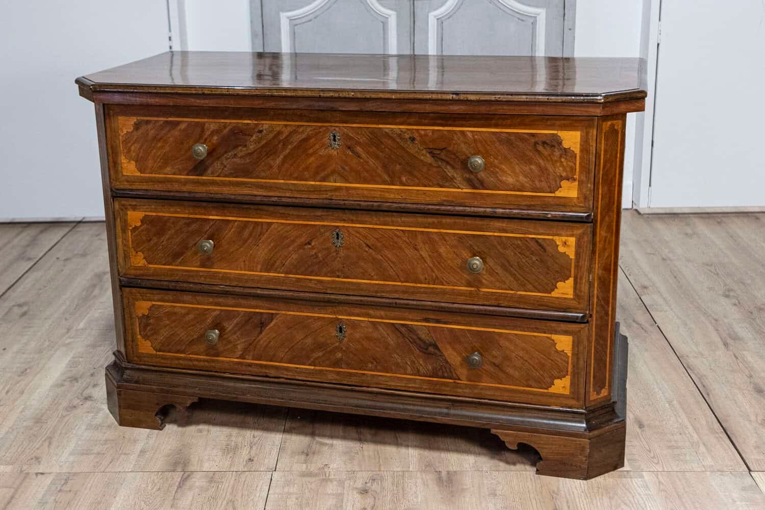 Italian 1690s Walnut and Ash Three-Drawer Commode with Inlaid Décor - JAA