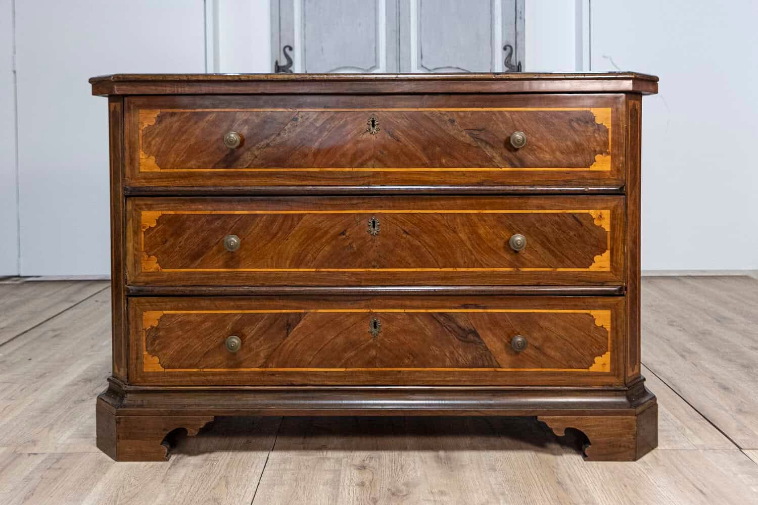 Italian 1690s Walnut and Ash Three-Drawer Commode with Inlaid Décor - JAA