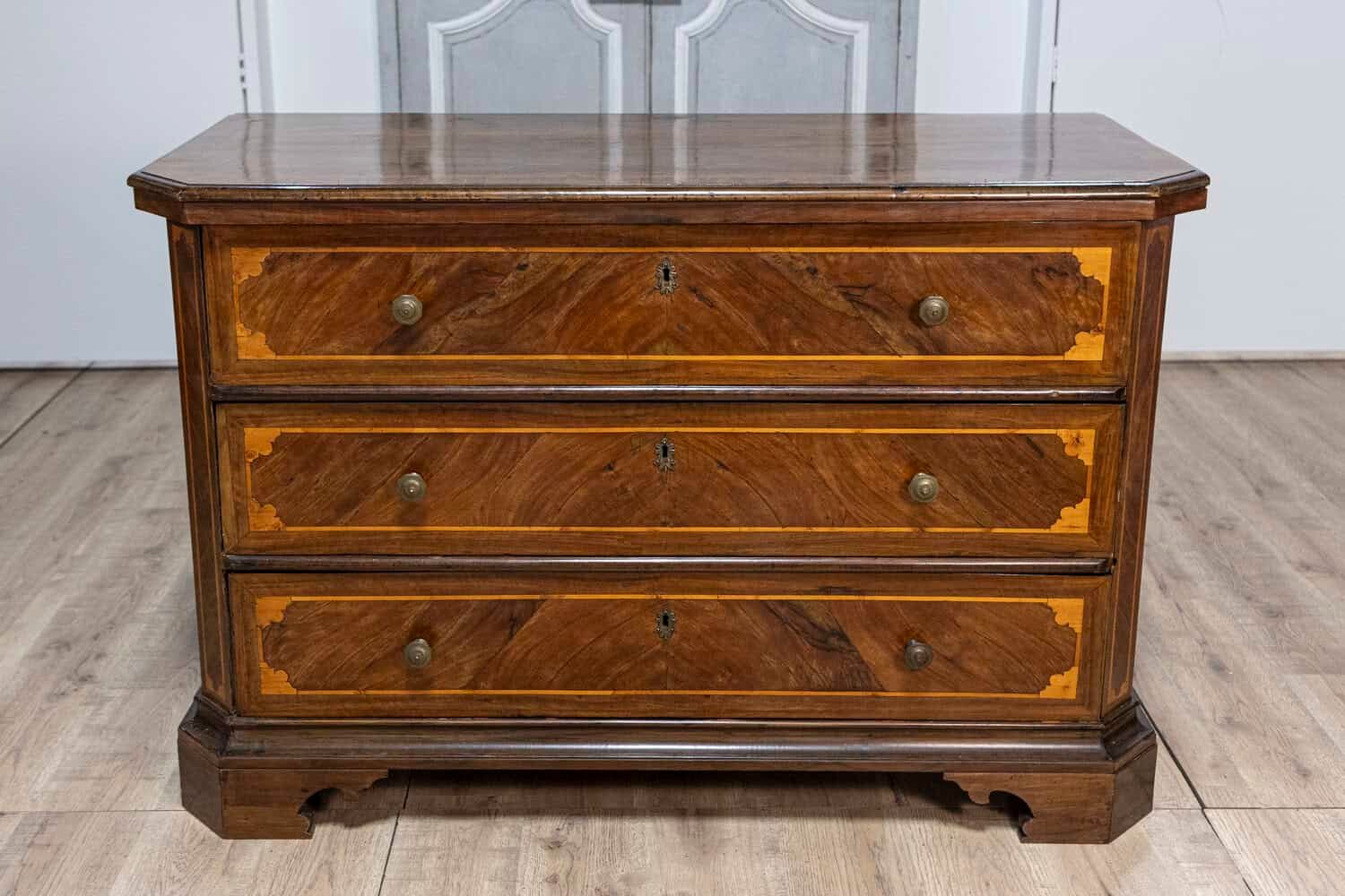 Italian 1690s Walnut and Ash Three-Drawer Commode with Inlaid Décor - JAA