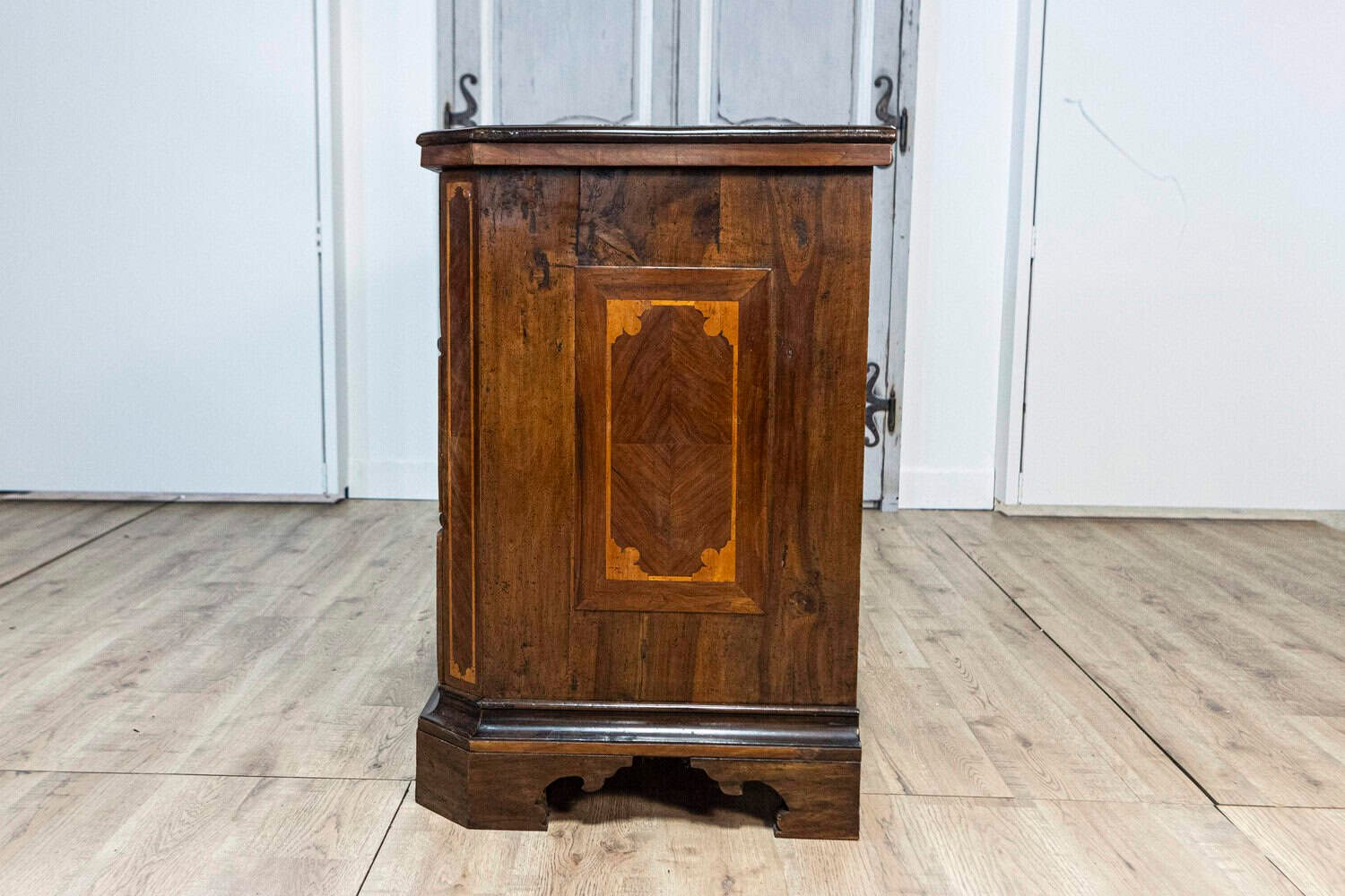 Italian 1690s Walnut and Ash Three-Drawer Commode with Inlaid Décor - JAA