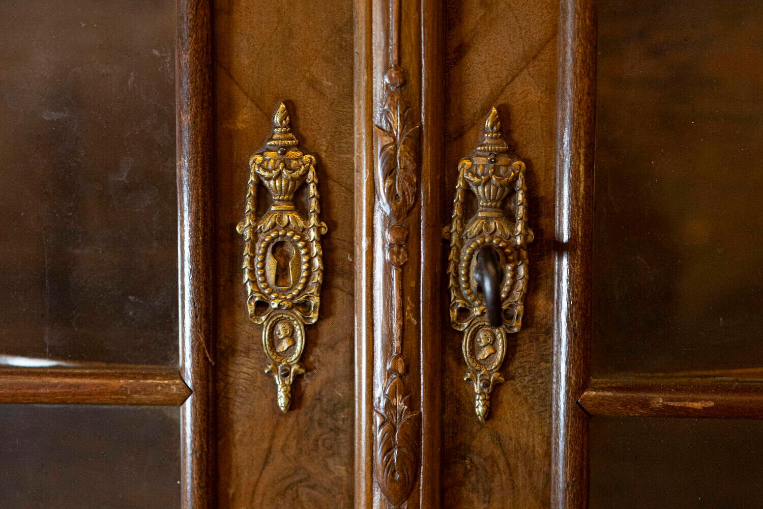 Dutch Rococo Revival 1890s Bombé Vitrine with Glass Doors and Single Drawer - JAA