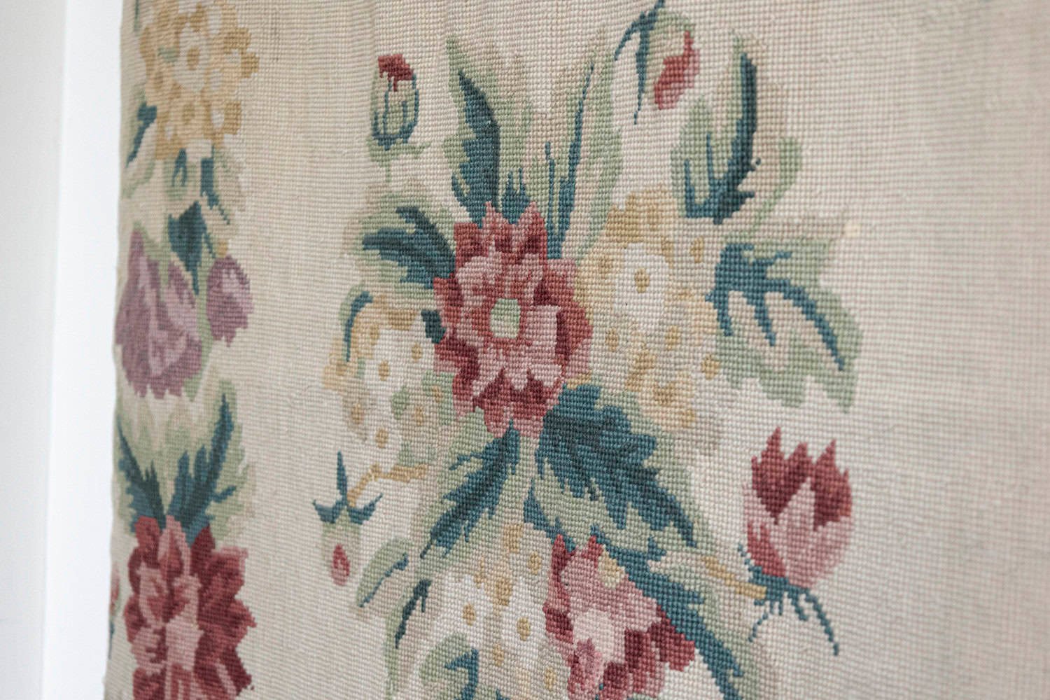 French 19th Century Aubusson Wall Tapestry with Pink and Cream Floral Décor - JAA