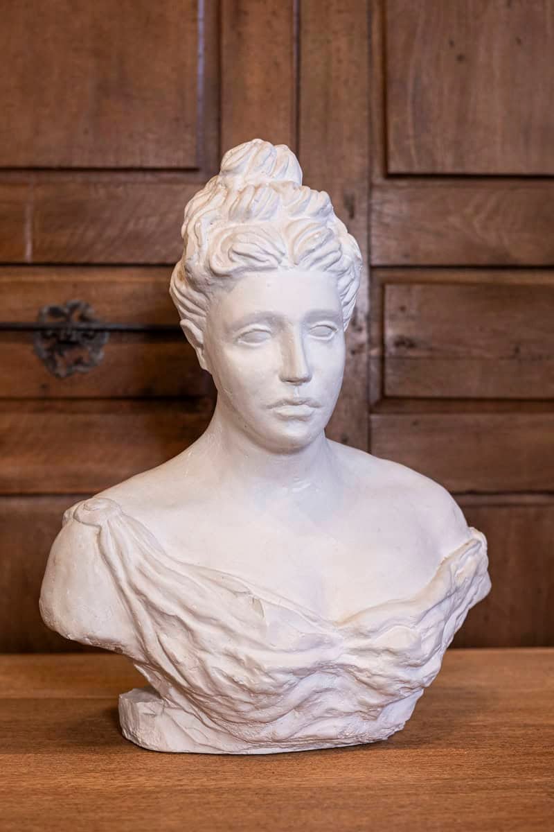 Italian 20th Century Bust of a Woman Wearing a Creased Dress with Fibula - JAA