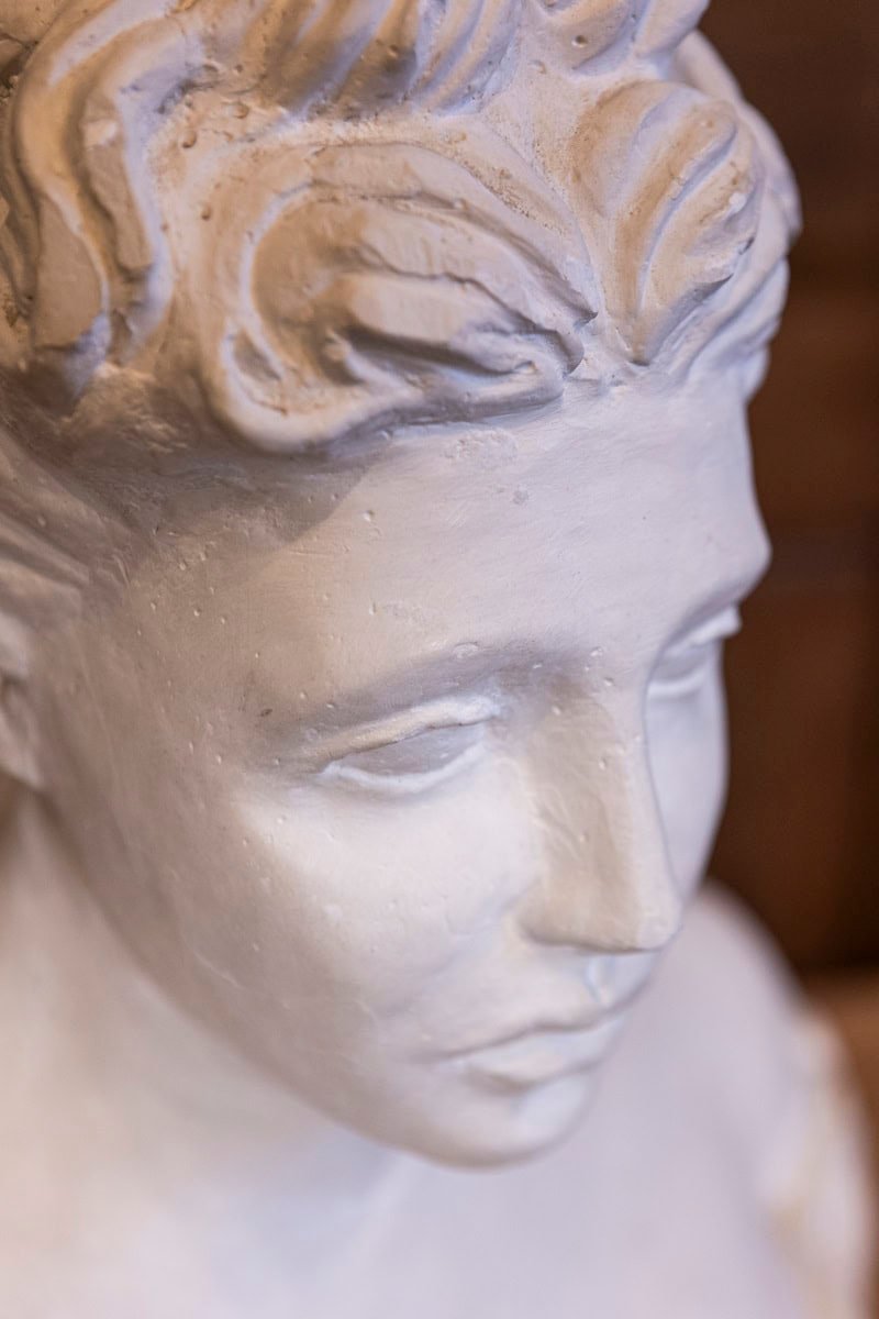Italian 20th Century Bust of a Woman Wearing a Creased Dress with Fibula - JAA