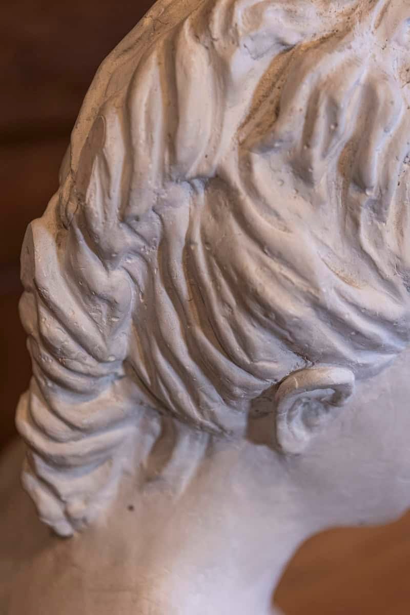 Italian 20th Century Bust of a Woman Wearing a Creased Dress with Fibula - JAA