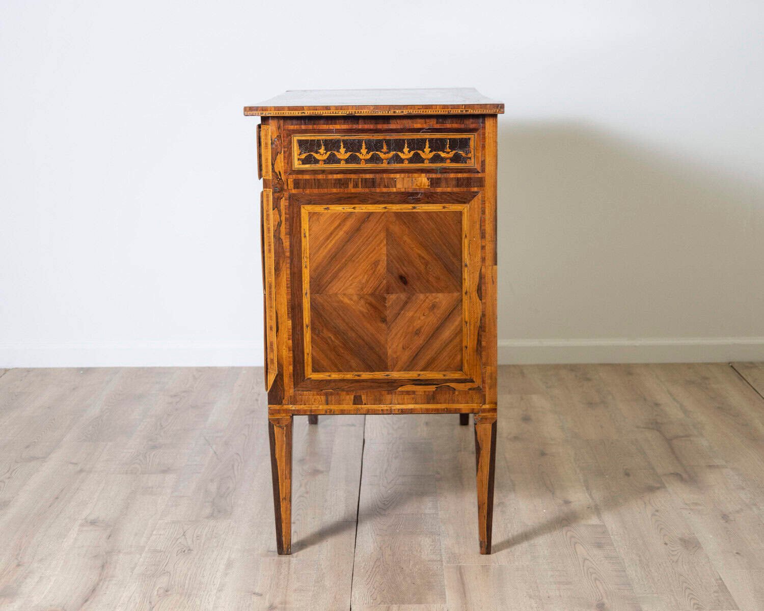 Late 18th Century Veneered Louis XVI Chest Of Drawers - JAA