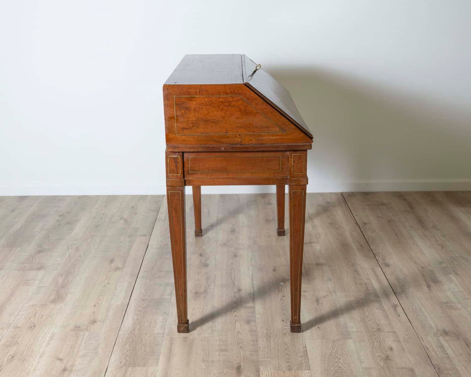 Louis XVI writing desk in walnut. 18th century - JAA