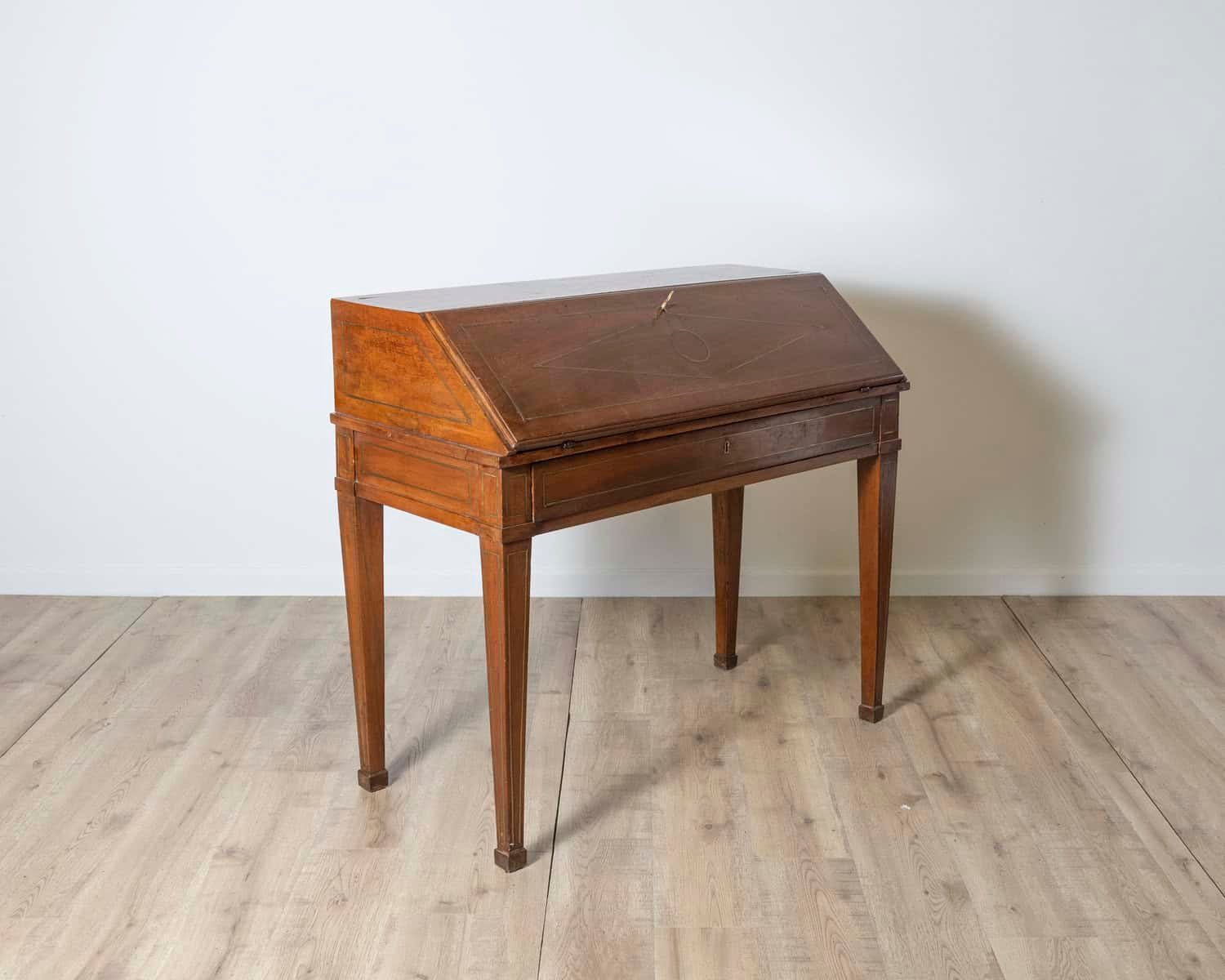 Louis XVI writing desk in walnut. 18th century - JAA