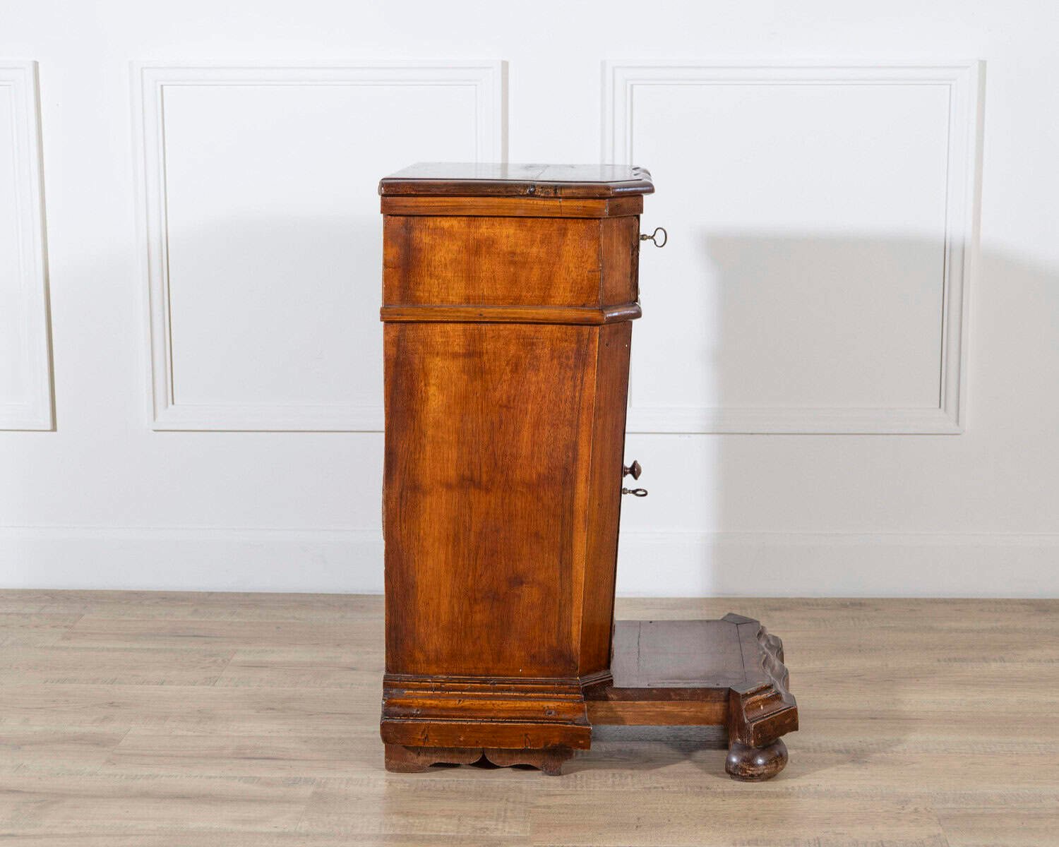 Elegant Venetian Urn-Shaped Bedside Cabinet with Kneeler, Mid-18th Century - JAA