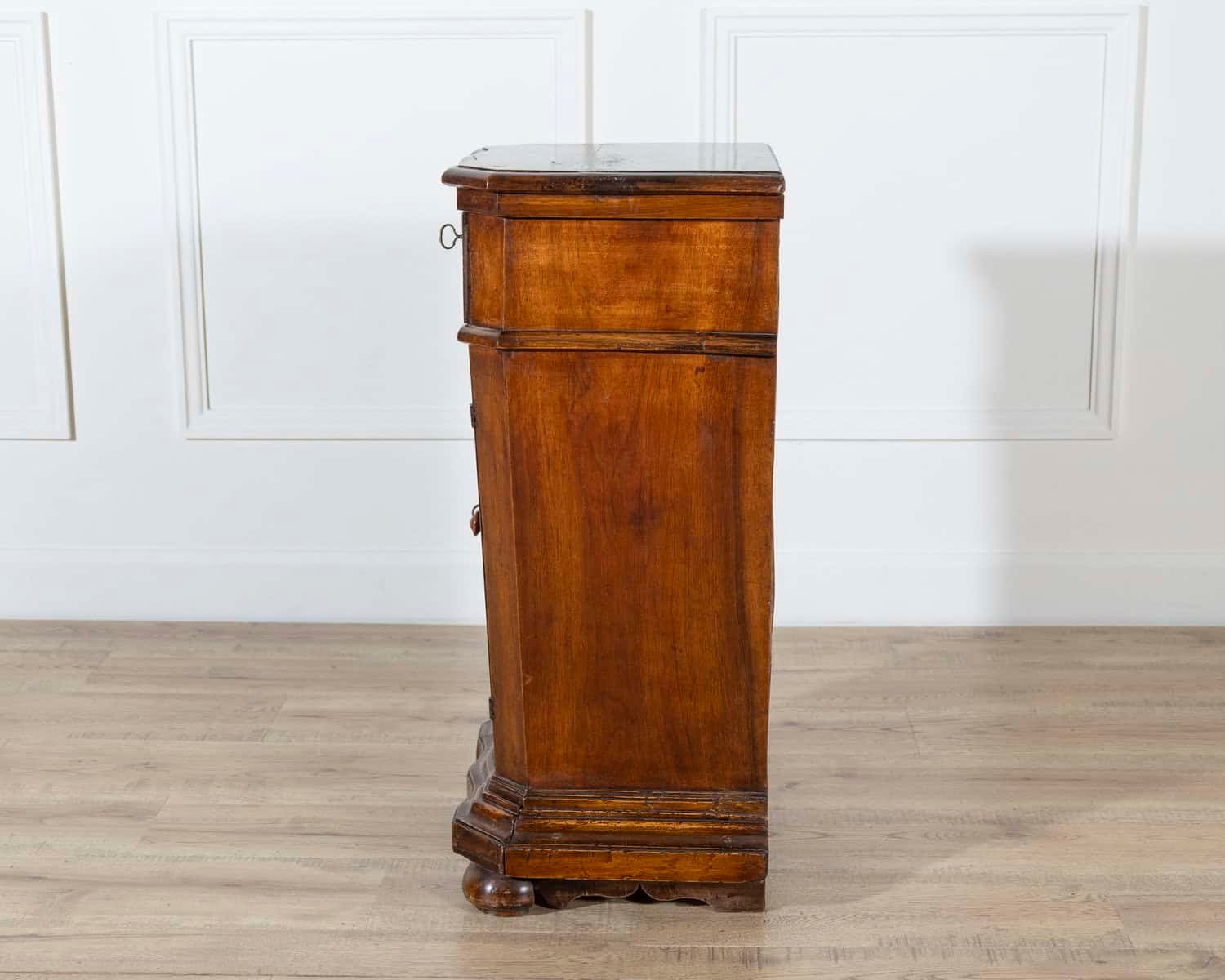 Elegant Venetian Urn-Shaped Bedside Cabinet with Kneeler, Mid-18th Century - JAA