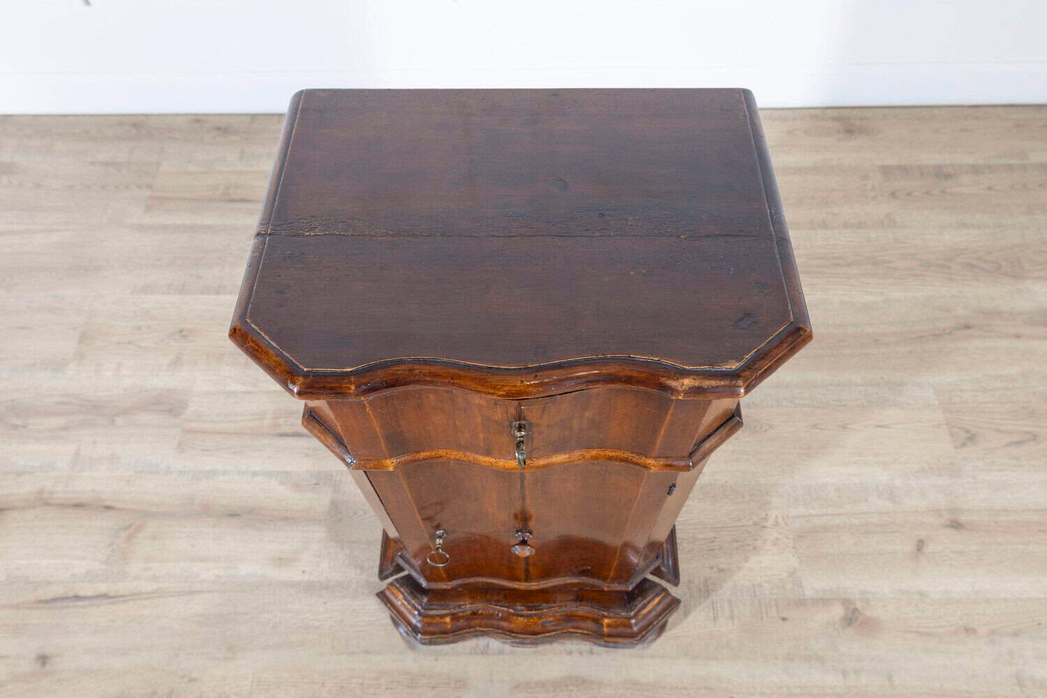 Elegant Venetian Urn-Shaped Bedside Cabinet with Kneeler, Mid-18th Century - JAA
