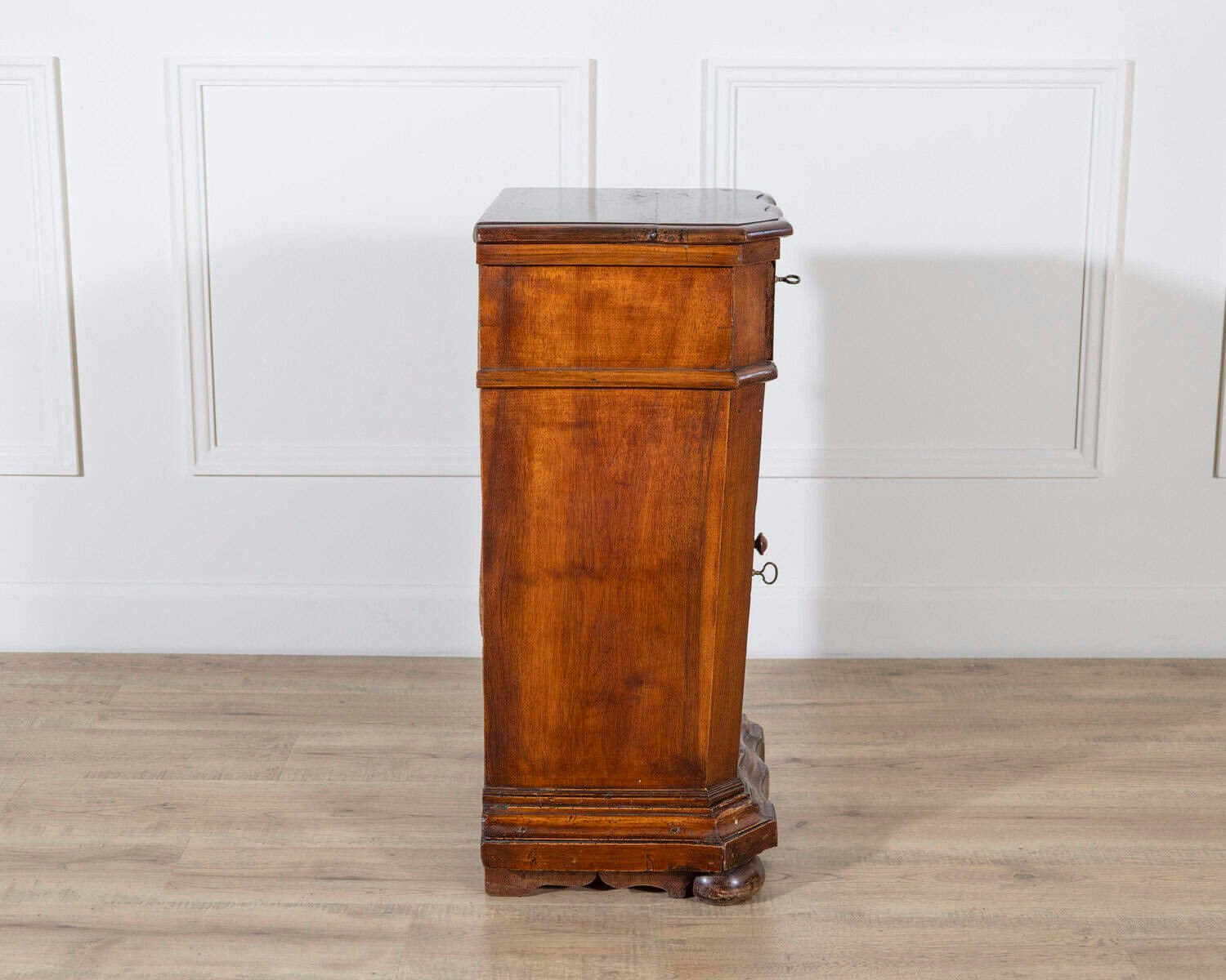 Elegant Venetian Urn-Shaped Bedside Cabinet with Kneeler, Mid-18th Century - JAA