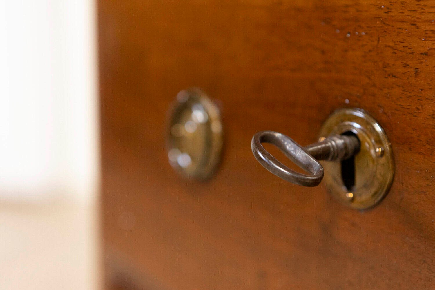 Italian Walnut Early 19th Century Three-Drawer Bedside Chest from Vicenza - JAA