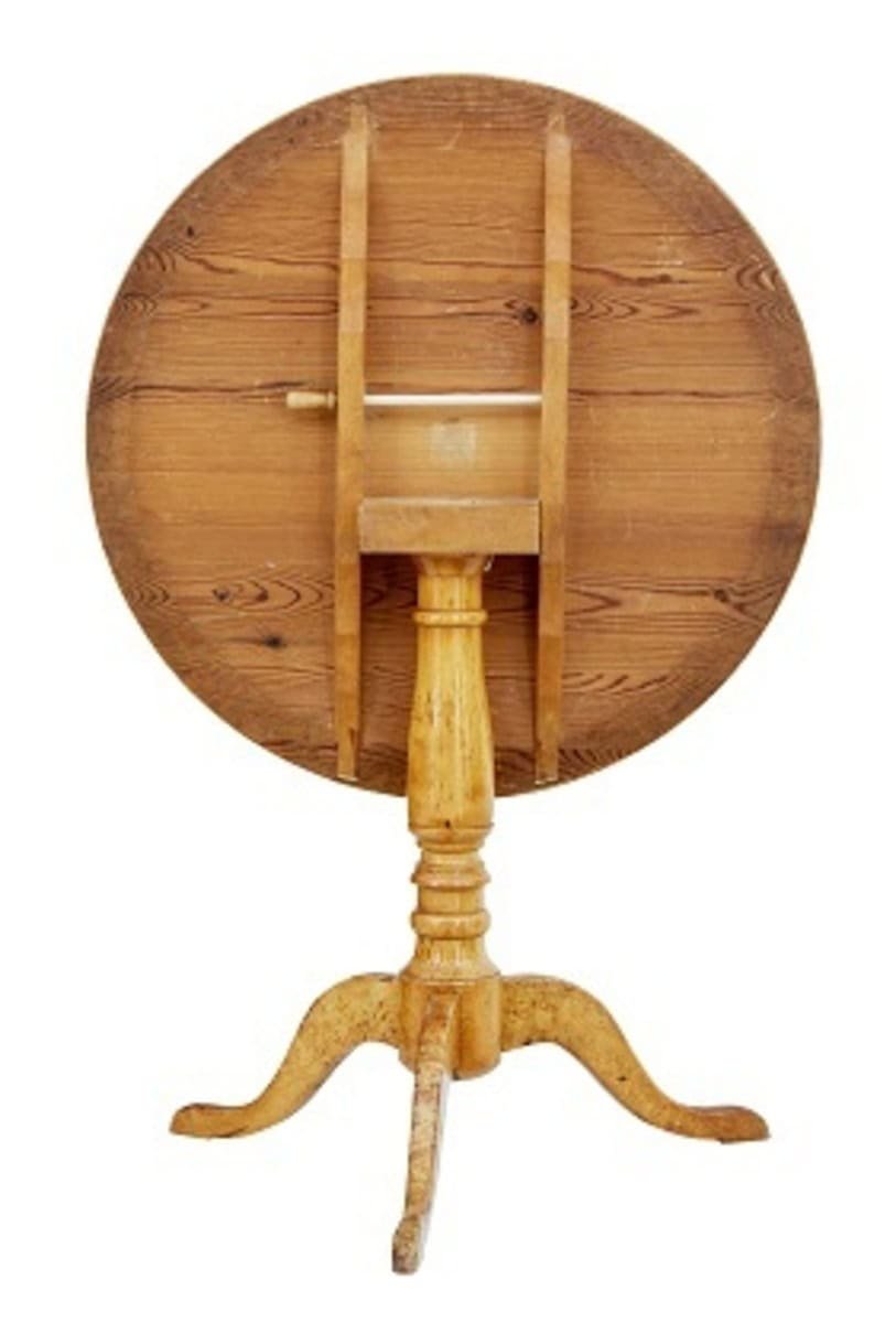 English Victorian 1870s Burr Birch Round Tilt Top Occasional Pedestal Table - JAA