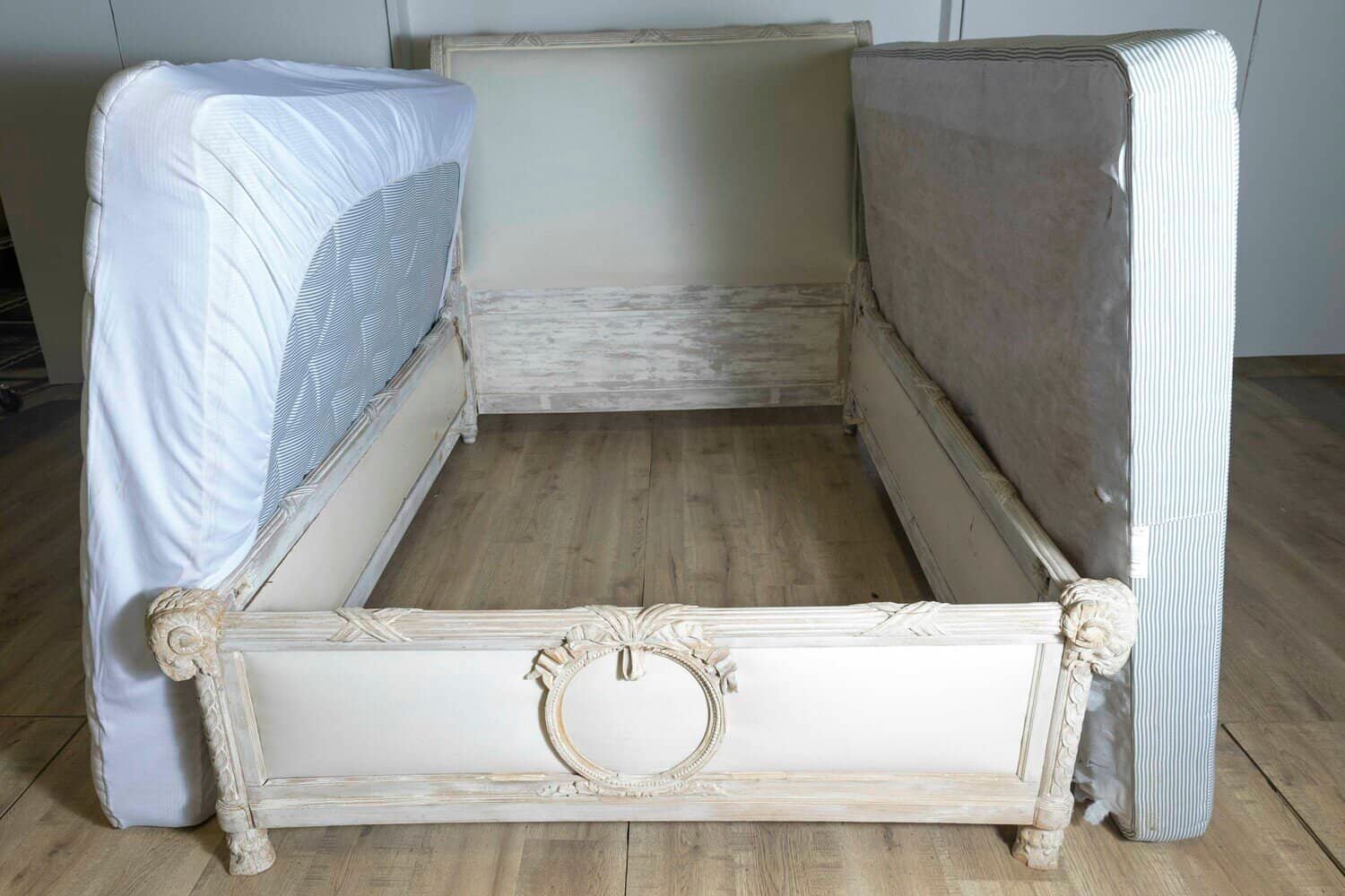 Swedish Late 18th Century Neoclassical Painted Bed with Medallions - JAA