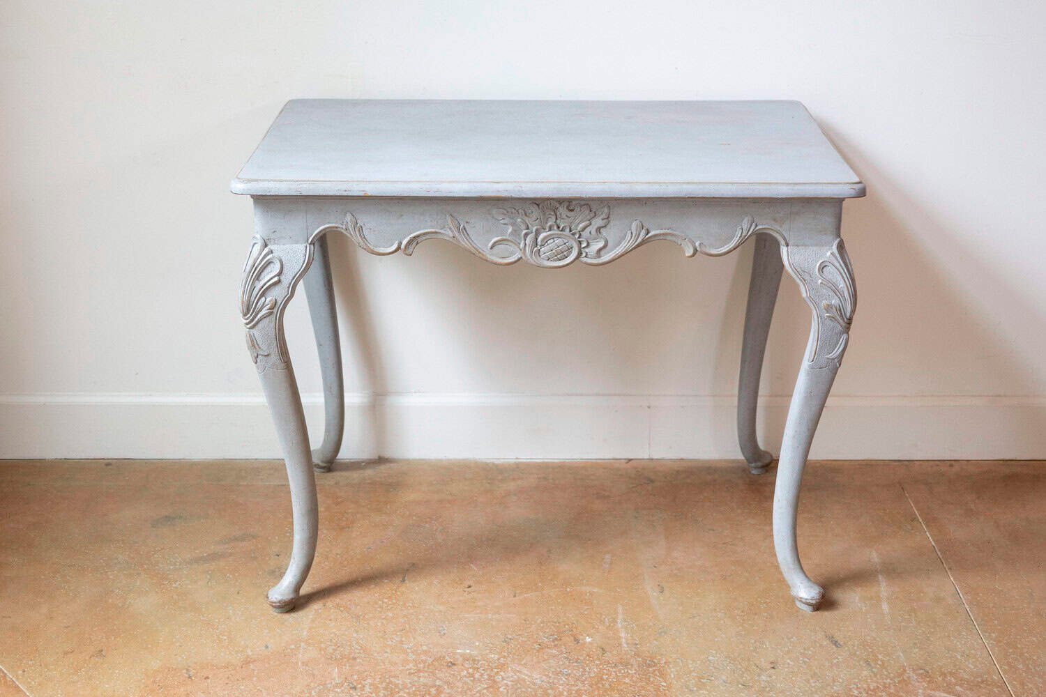 Swedish Rococo Revival Painted Wood Side Table with Scalloped Apron, circa 1890 - JAA