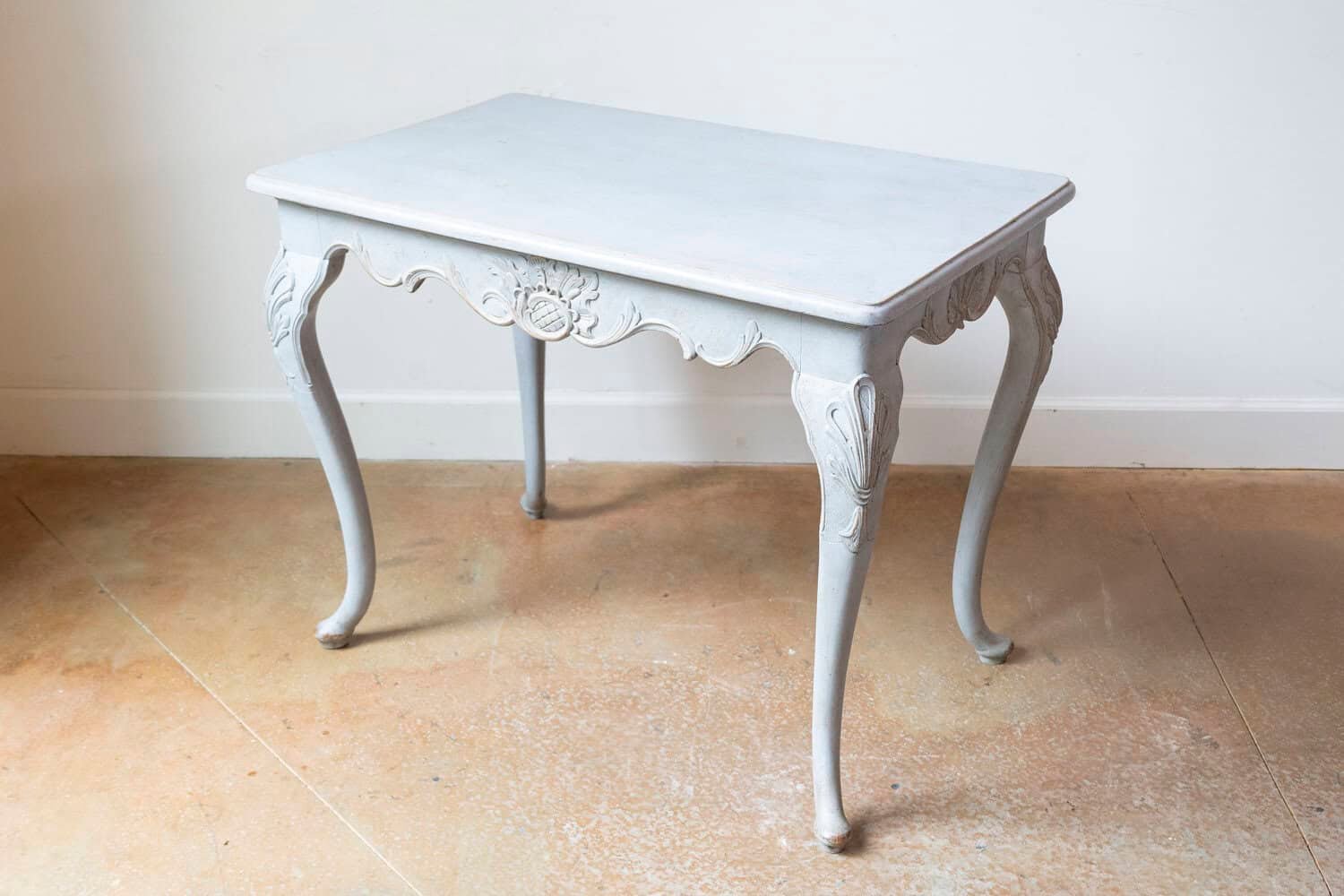 Swedish Rococo Revival Painted Wood Side Table with Scalloped Apron, circa 1890 - JAA