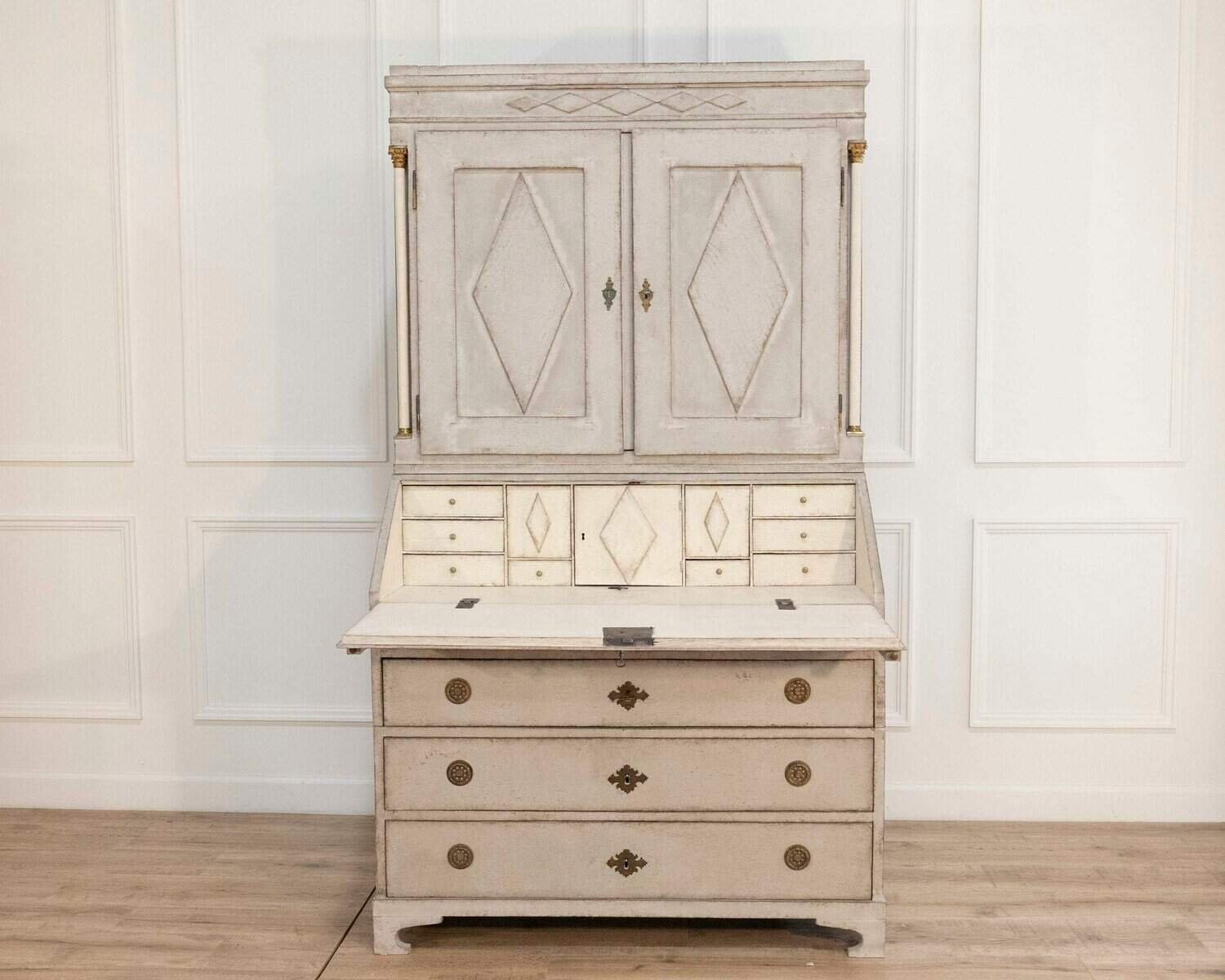 Fine Swedish three-part bureau with charming carvings and marble-painted columns, circa 1790 - JAA