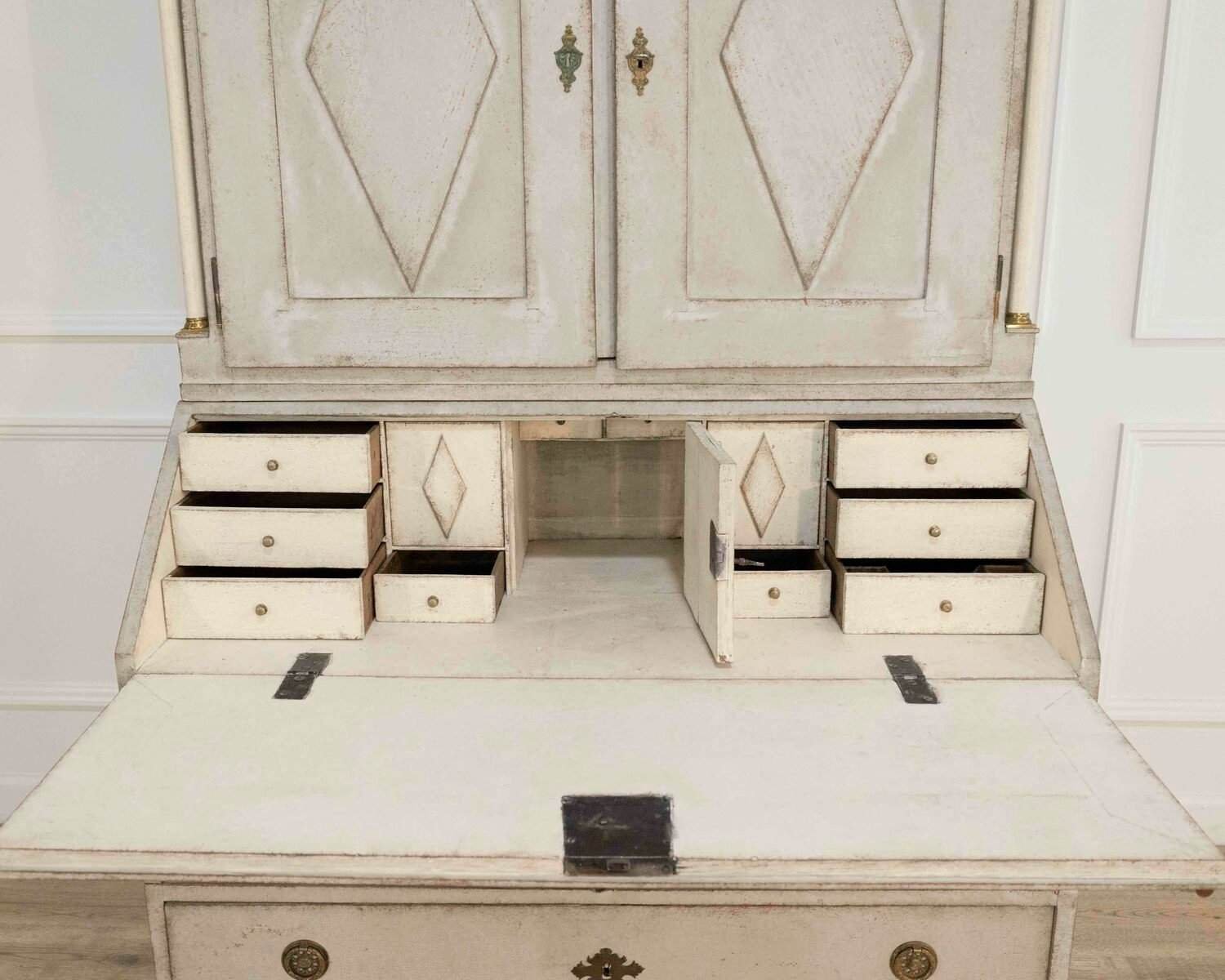 Fine Swedish three-part bureau with charming carvings and marble-painted columns, circa 1790 - JAA