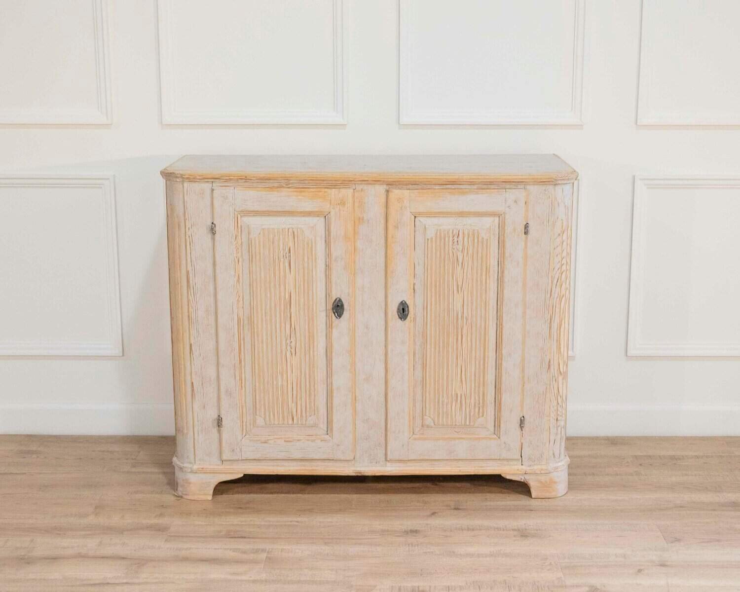 A period 2 door Gustavian buffet with reeded doors and corners, repainted in light grey Circa 1800 - JAA