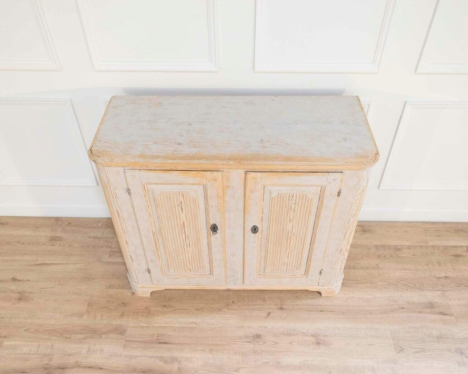 A period 2 door Gustavian buffet with reeded doors and corners, repainted in light grey Circa 1800 - JAA