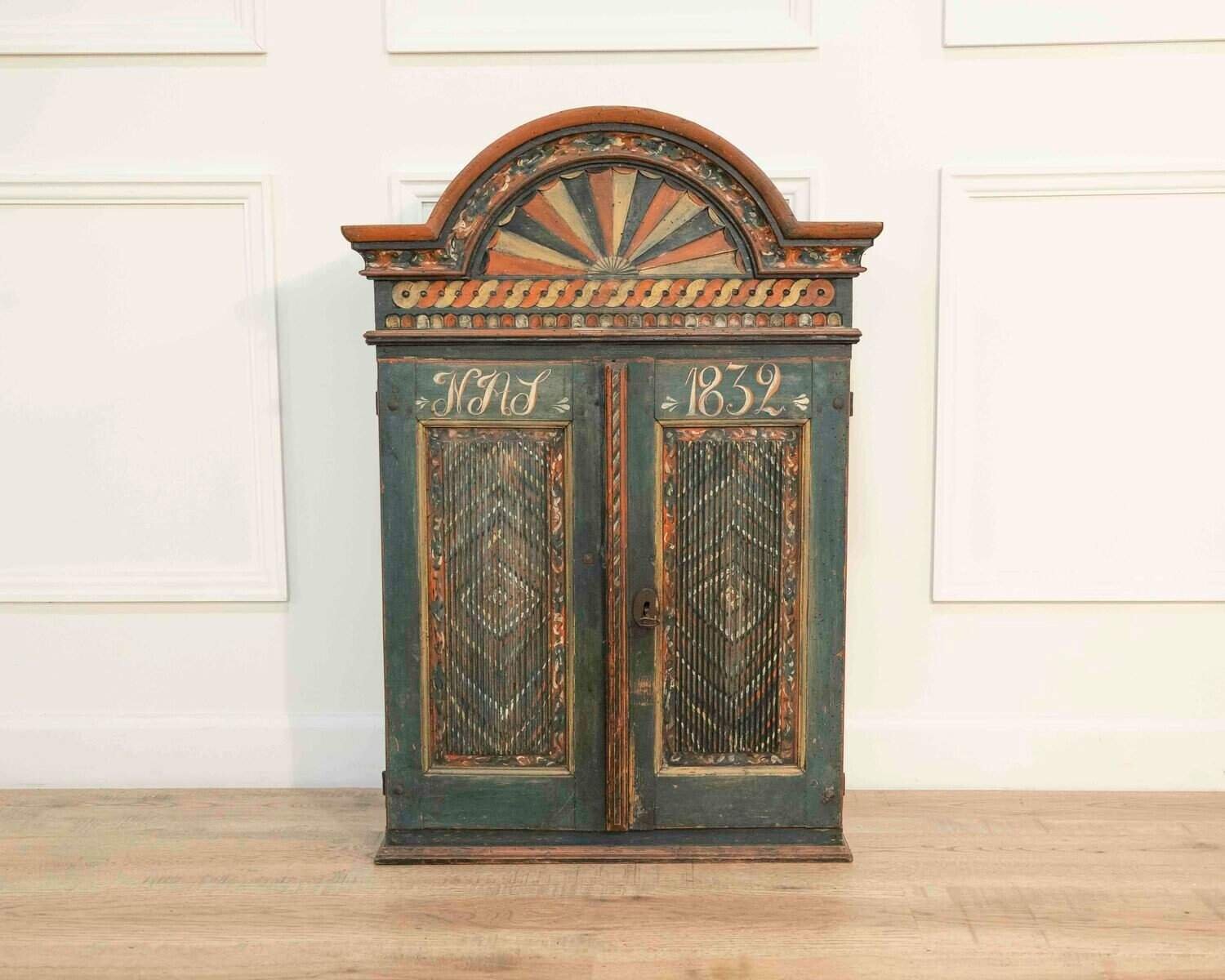 19th-Century Painted Skåne Wall Cabinet with Reeded Doors - JAA