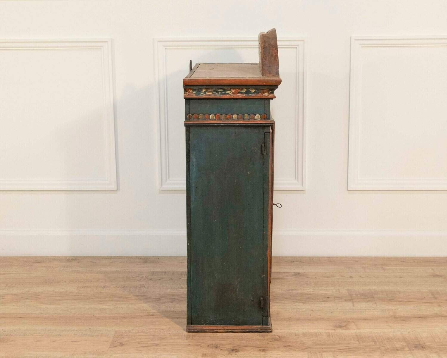 19th-Century Painted Skåne Wall Cabinet with Reeded Doors - JAA