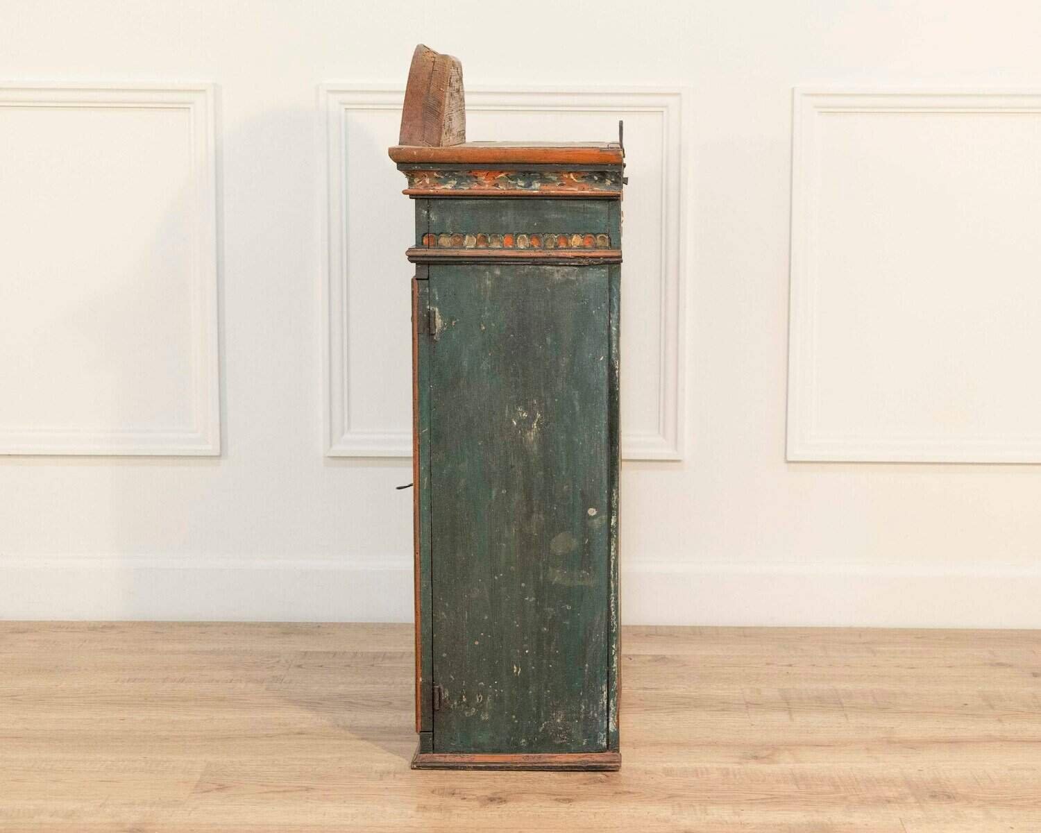 19th-Century Painted Skåne Wall Cabinet with Reeded Doors - JAA