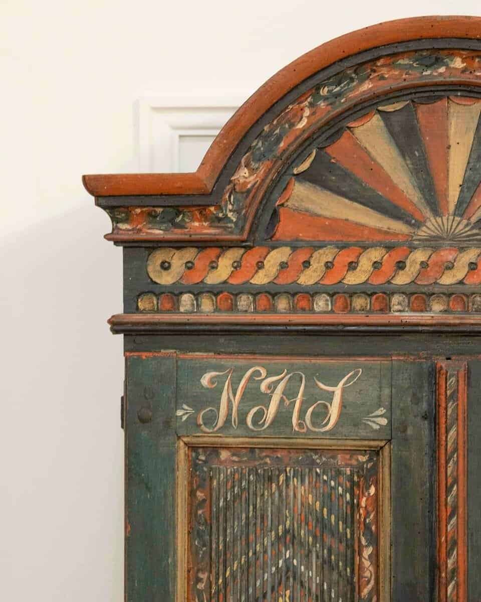 19th-Century Painted Skåne Wall Cabinet with Reeded Doors - JAA