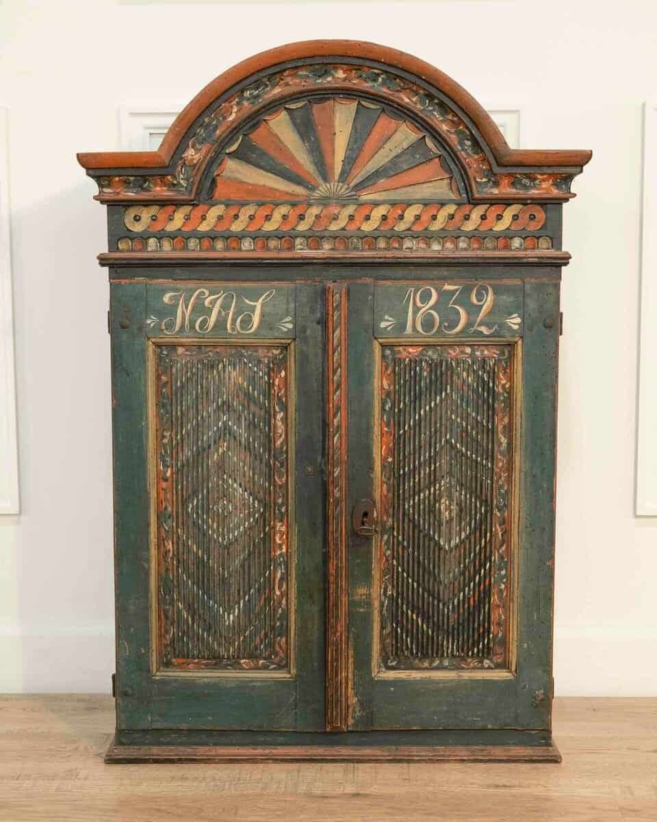 19th-Century Painted Skåne Wall Cabinet with Reeded Doors - JAA