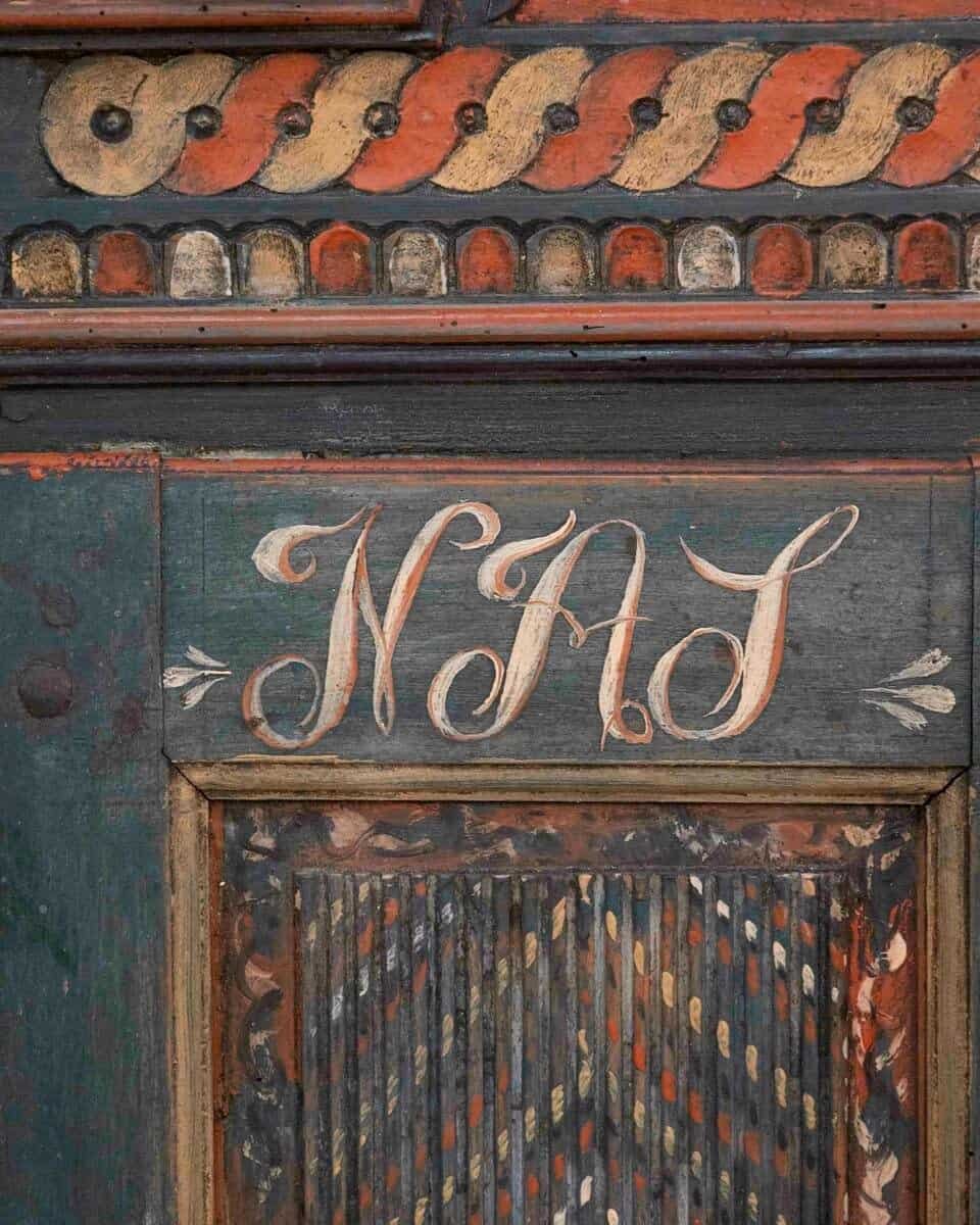 19th-Century Painted Skåne Wall Cabinet with Reeded Doors - JAA