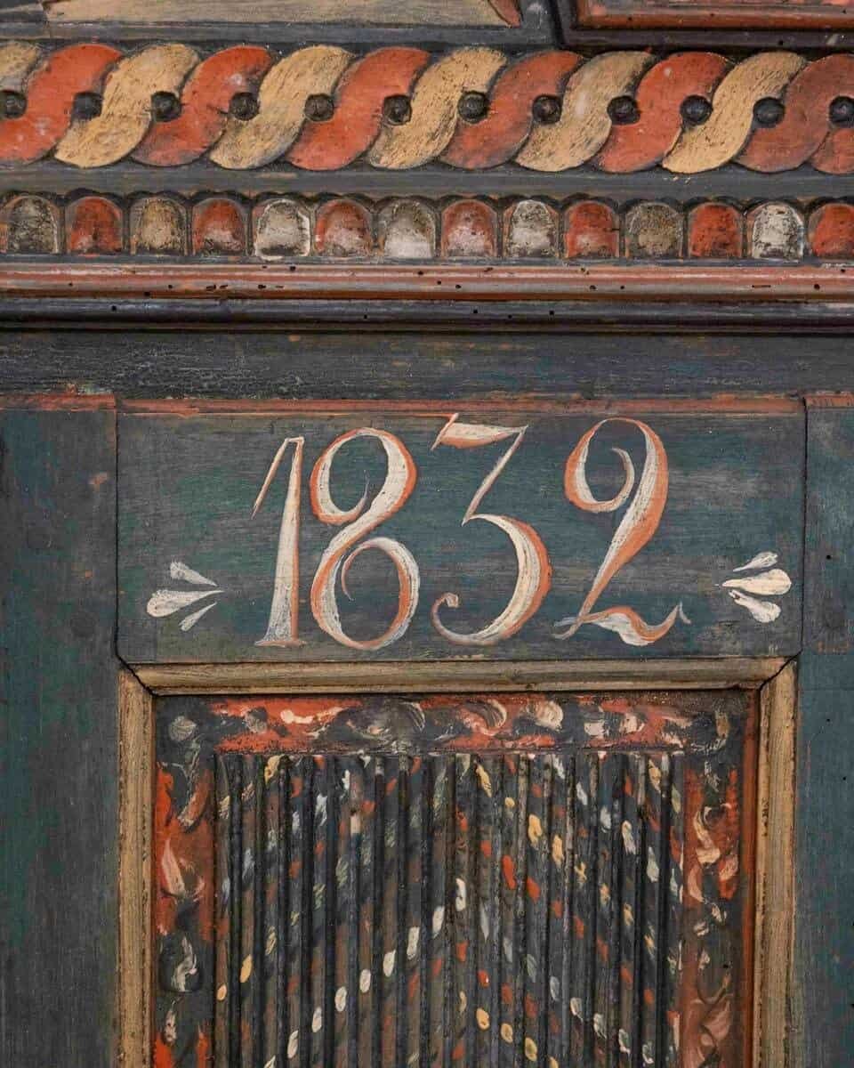19th-Century Painted Skåne Wall Cabinet with Reeded Doors - JAA