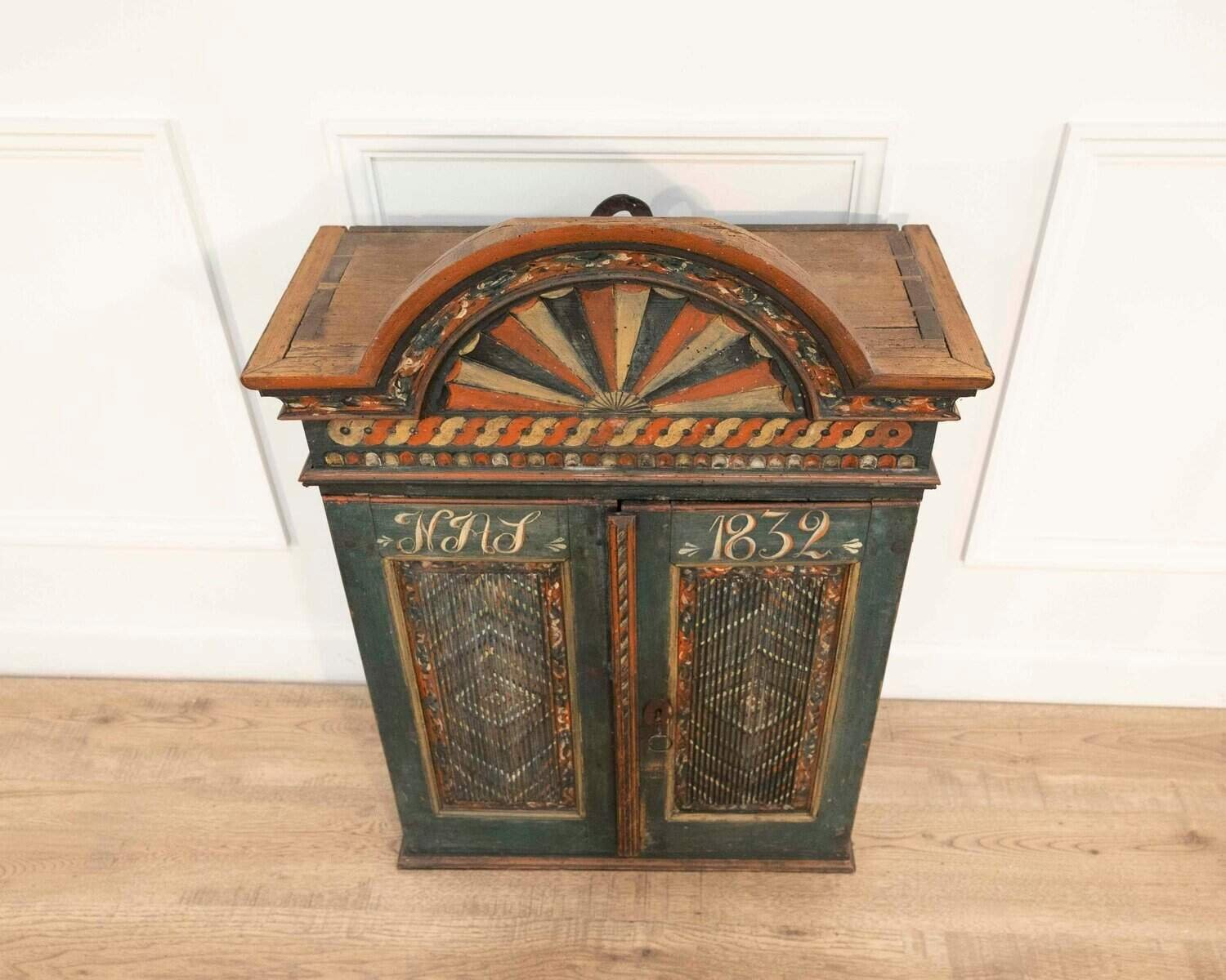 19th-Century Painted Skåne Wall Cabinet with Reeded Doors - JAA