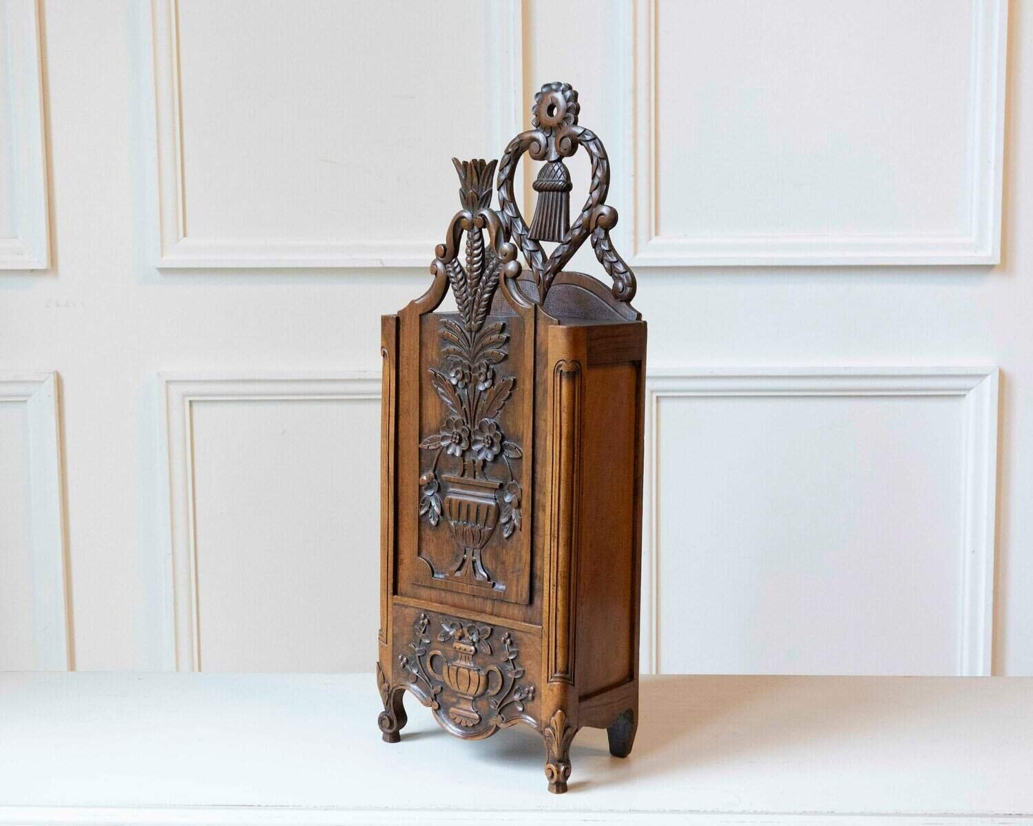 Provençal Fariniero in Carved Walnut, Late 18th Century - JAA