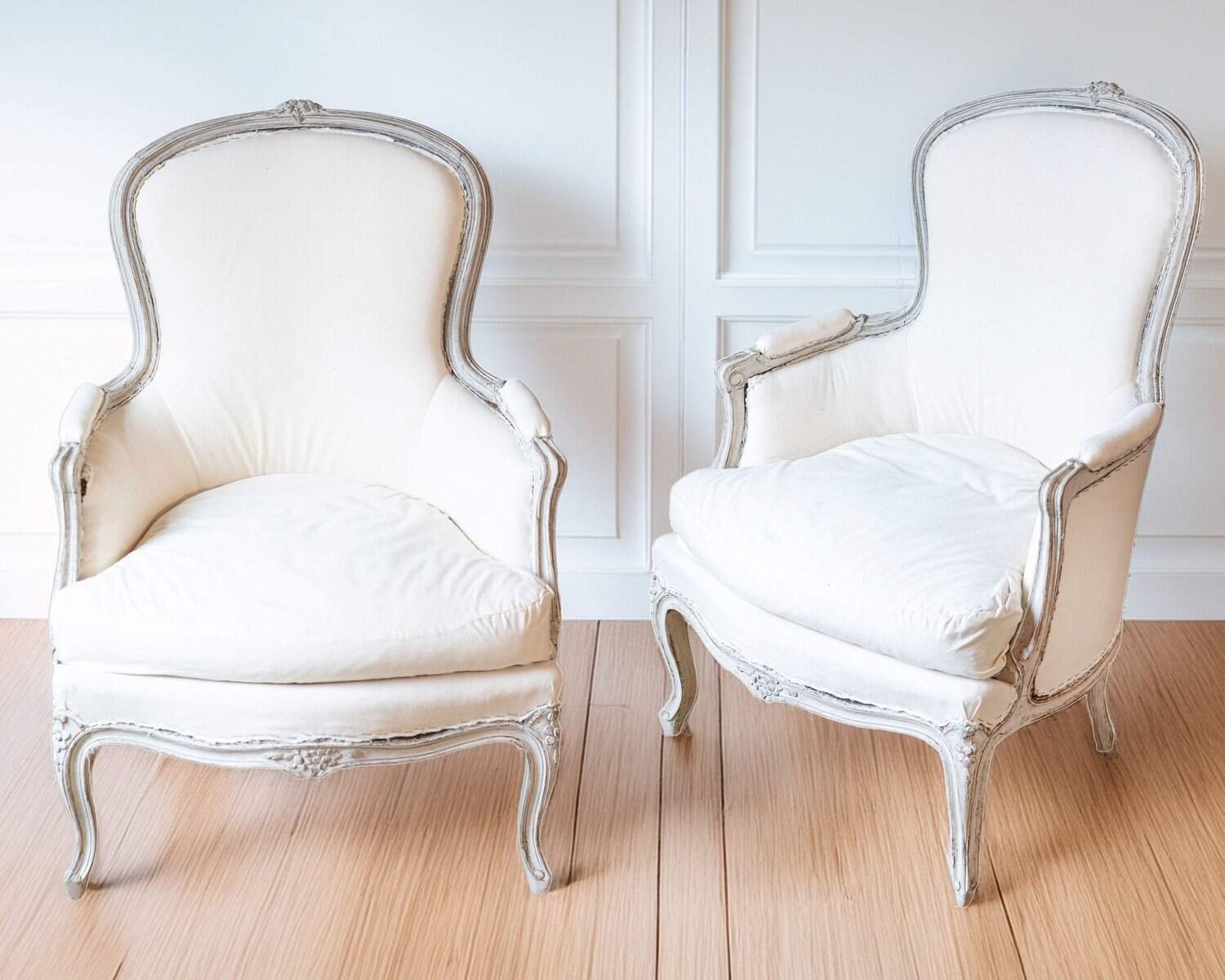 A pair of Rococo-Style 1890s Swedish Light Grey Painted and Carved Bergère Chairs - JAA