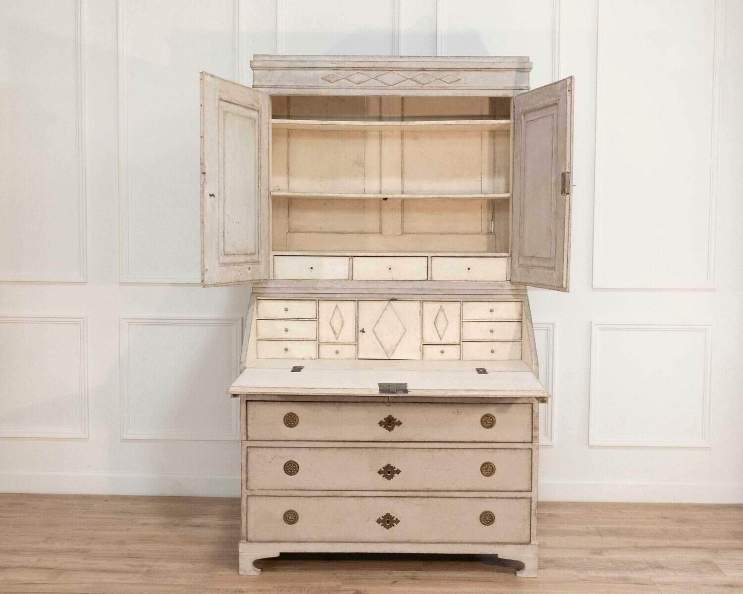 Fine Swedish three-part bureau with charming carvings and marble-painted columns, circa 1790 - JAA