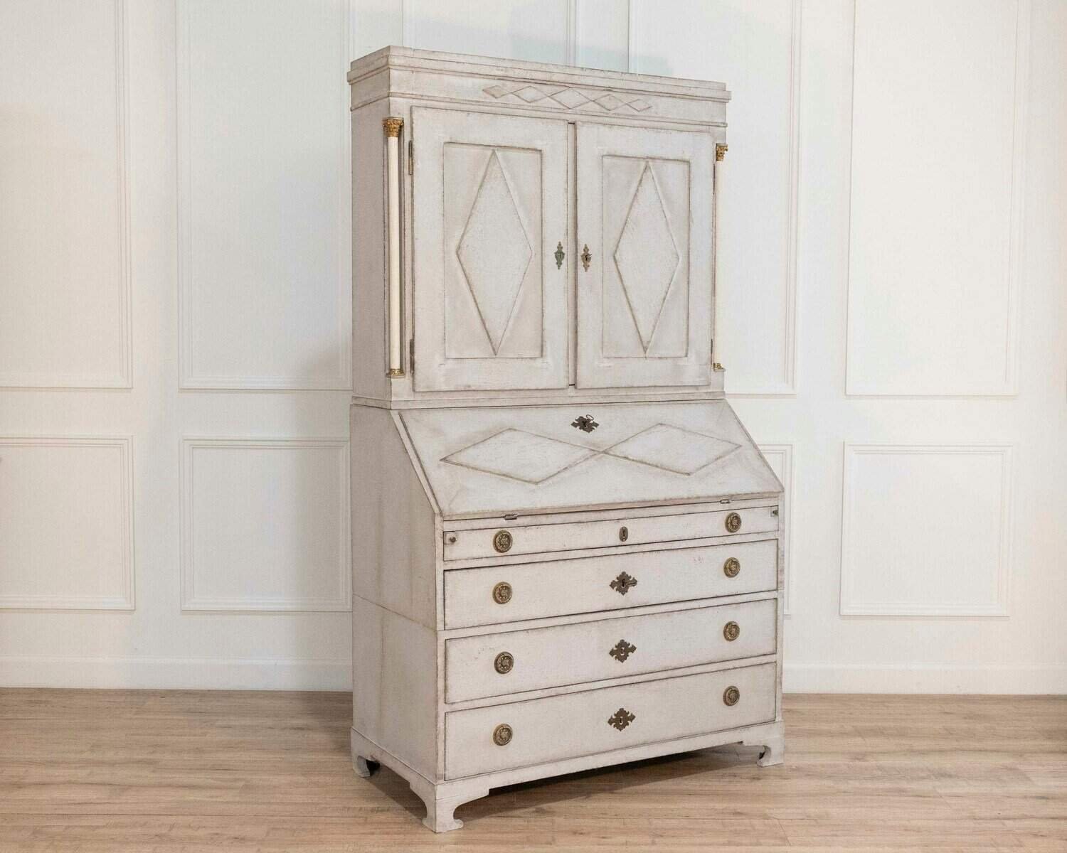 Fine Swedish three-part bureau with charming carvings and marble-painted columns, circa 1790 - JAA