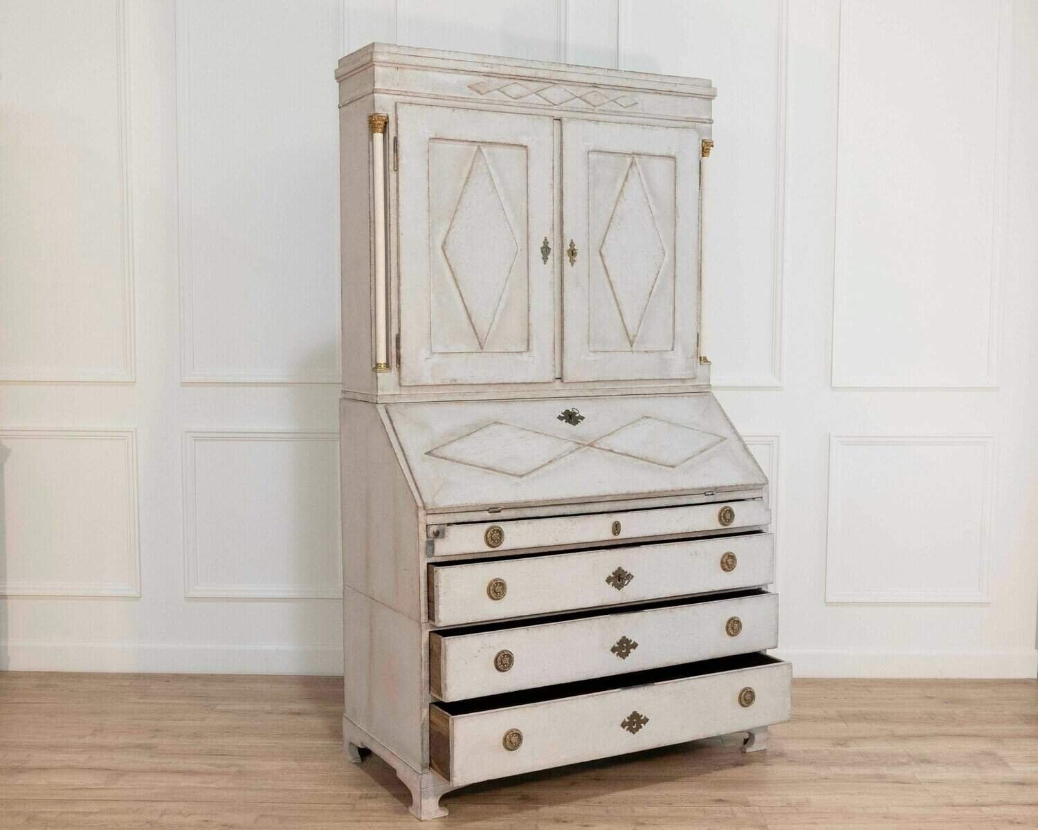 Fine Swedish three-part bureau with charming carvings and marble-painted columns, circa 1790 - JAA